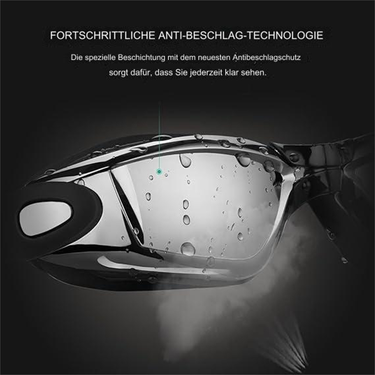 Nahaufnahme einer Schwimmbrille mit Wassertropfen. Schwarz-silbernes Design vor dunklem Hintergrund. Text oben beschreibt Antibeschlagtechnologie.