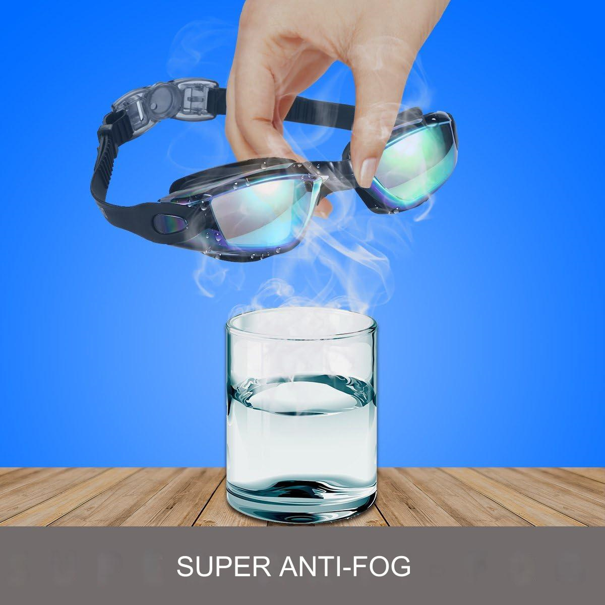 Hand hält Schwimmbrille mit Dampf über einem Glas Wasser. Blauer Hintergrund und Holzoberfläche. Text: SUPER ANTI-FOG.