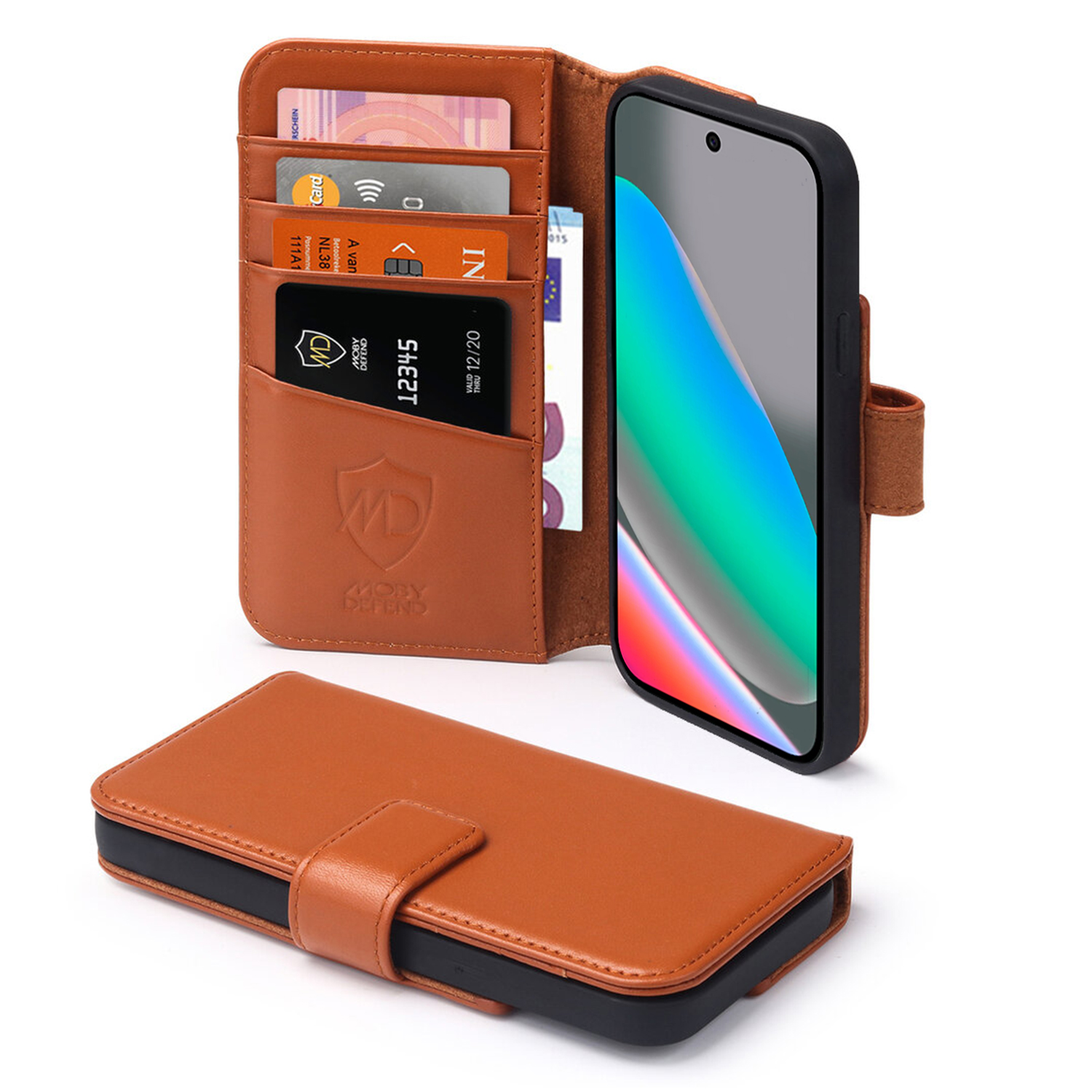 Un étui de téléphone en cuir marron avec un téléphone noir à l'intérieur et des cartes de crédit à gauche. L'étui est ouvert et le téléphone est droit.