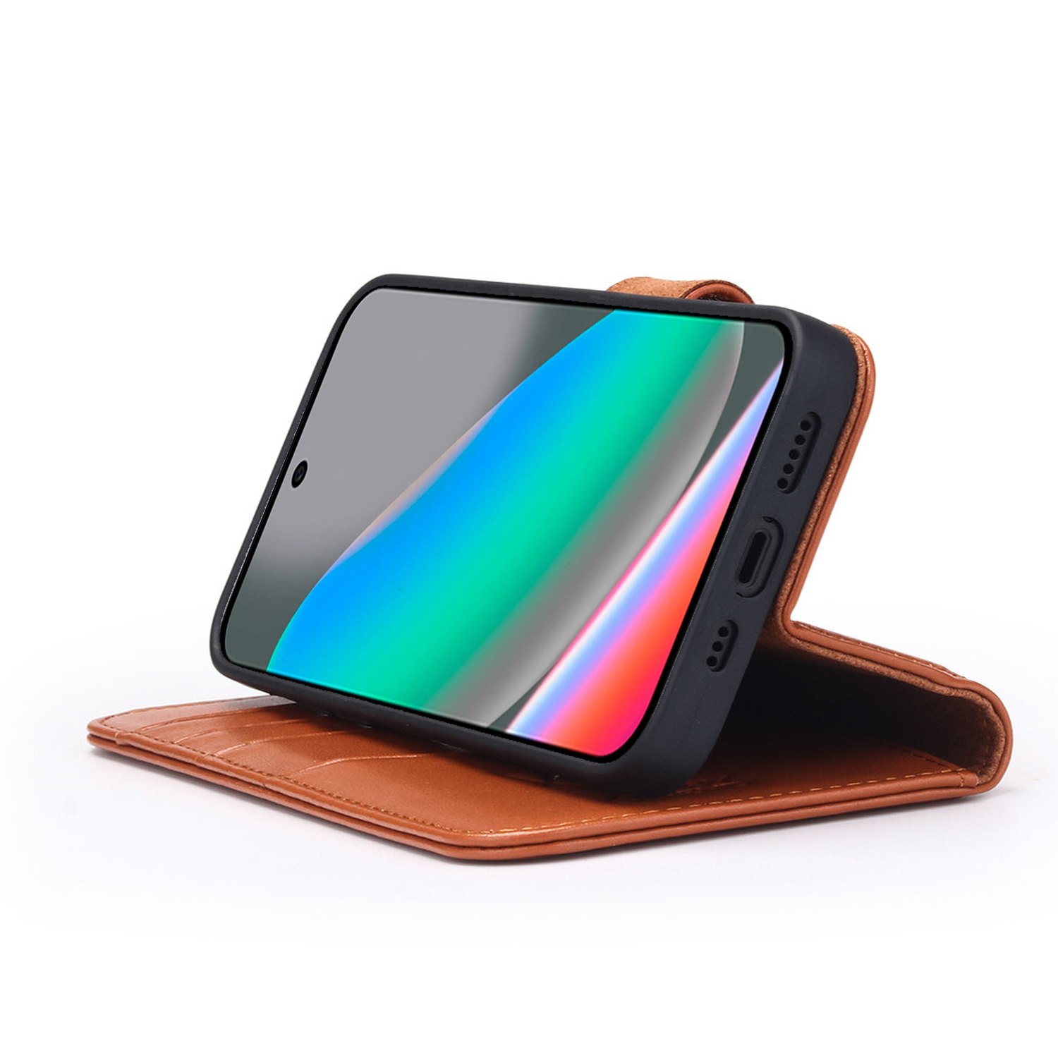 Un smartphone dans un étui en cuir marron est ouvert. L'écran affiche un dégradé de bleu, vert et rouge. L'étui est sur une surface blanche.