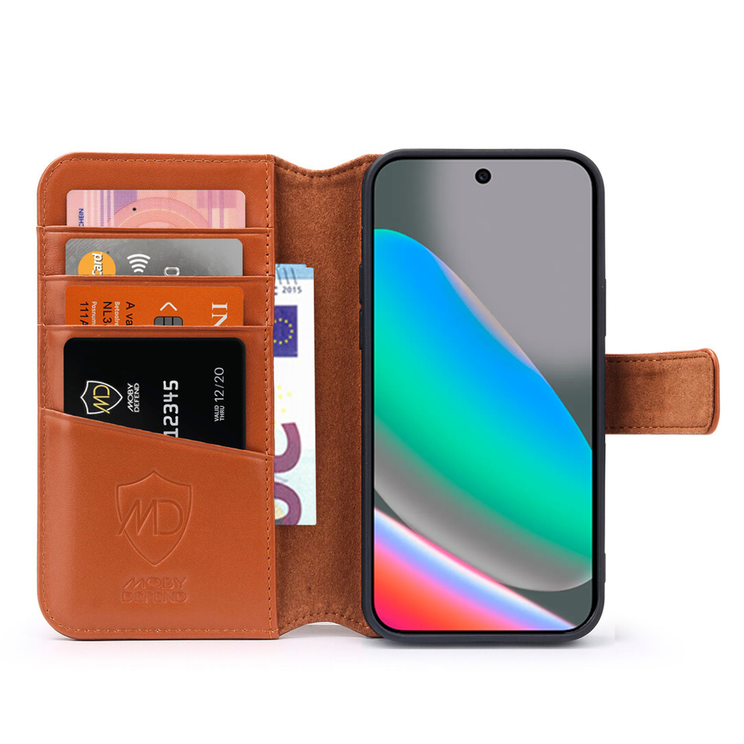 Un étui de téléphone en cuir marron avec des cartes et un téléphone à l'intérieur. L'écran du téléphone affiche un dégradé coloré.