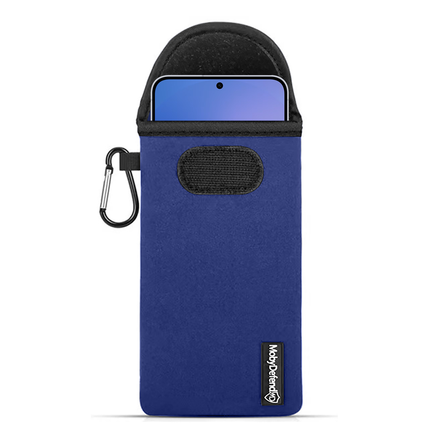 Une housse de téléphone bleue avec un téléphone à l'intérieur. Elle a un mousqueton et un rabat noir. La marque MobyDefend est visible.