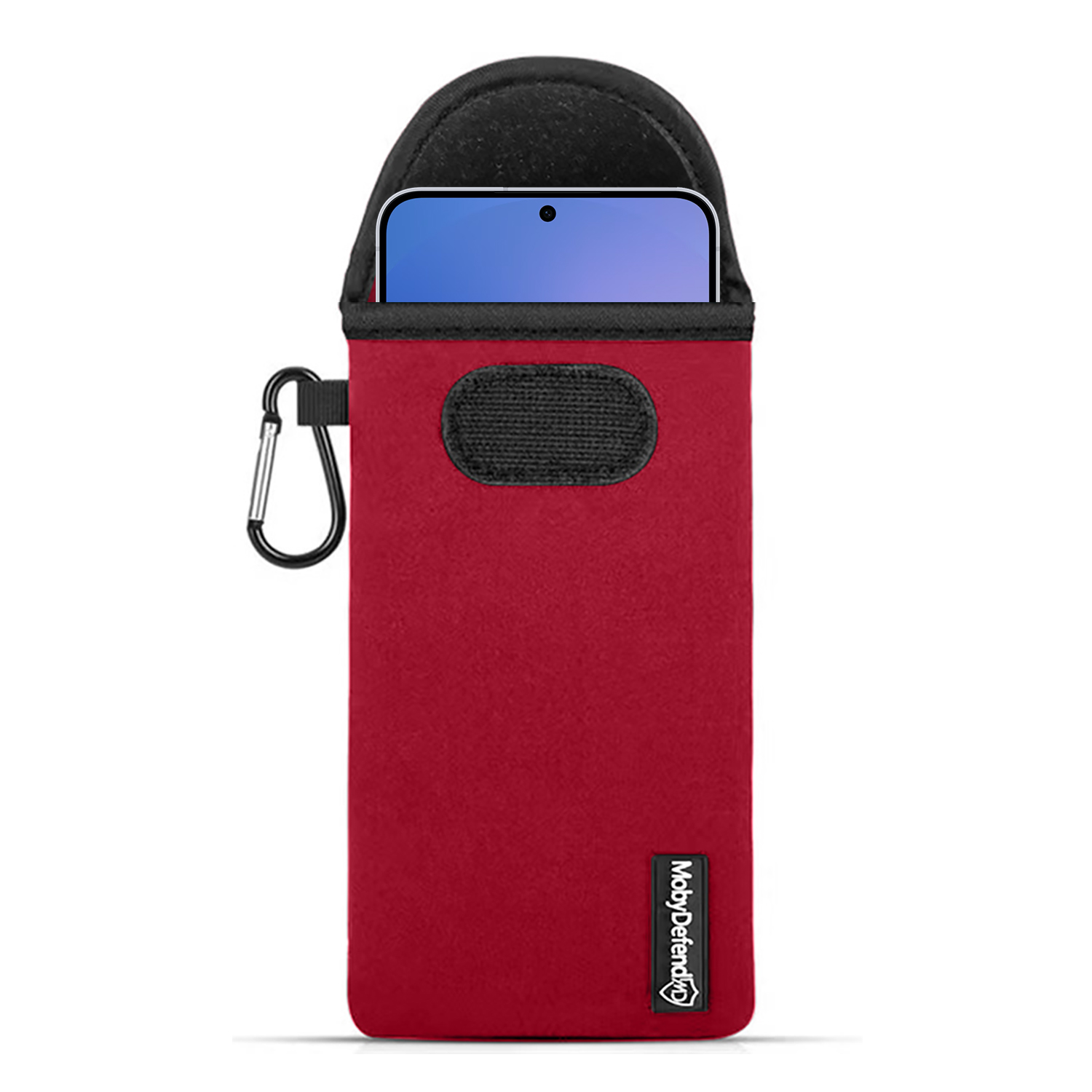 Een rode telefoonhoes met een zwarte bovenkant en een telefoon erin. Het heeft een zwarte karabijnhaak aan de zijkant en een logo onderaan.