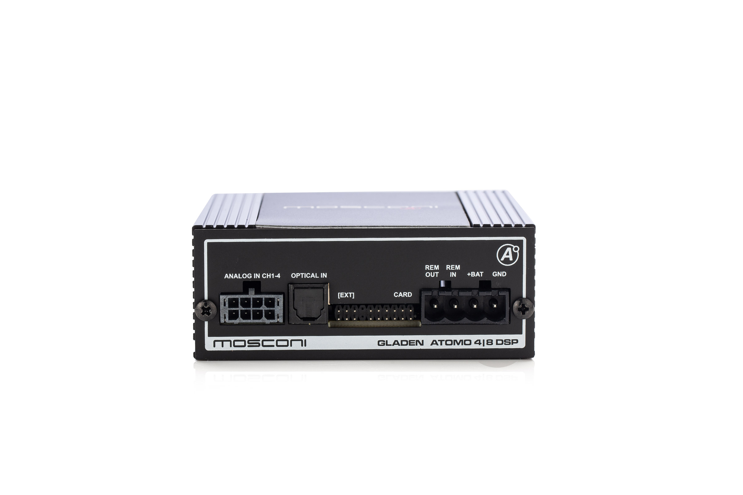 Schwarzer Mosconi Gladen ATOMO 4|8 DSP-Audioprozessor. Er hat verschiedene Ein-/Ausgangsanschlüsse und Steckerstifte, isoliert auf weißem Hintergrund.