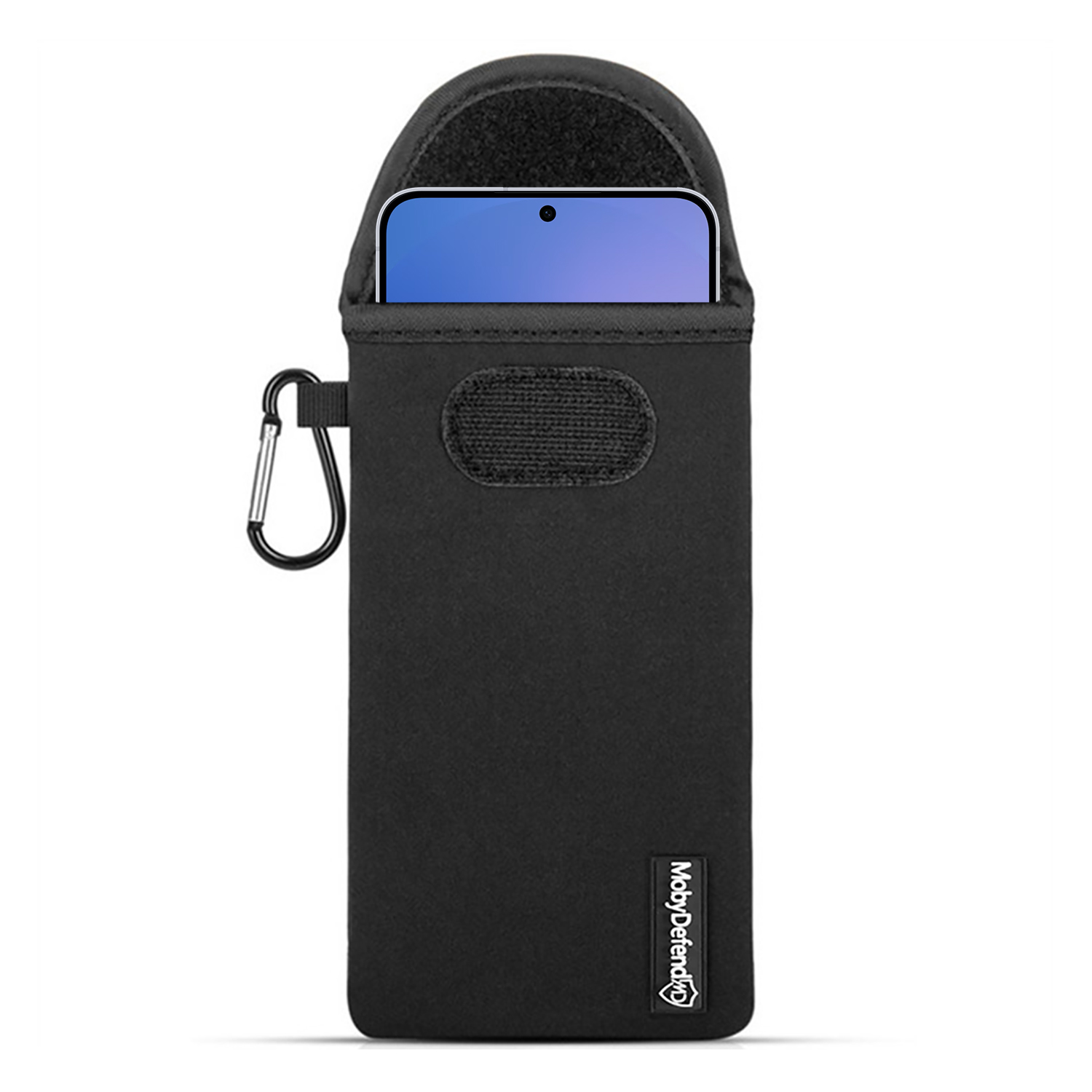 Een zwarte telefoonhoes bevat een smartphone. Er is een karabijnhaak bevestigd. De hoes heeft een klittenbandsluiting en de merknaam.