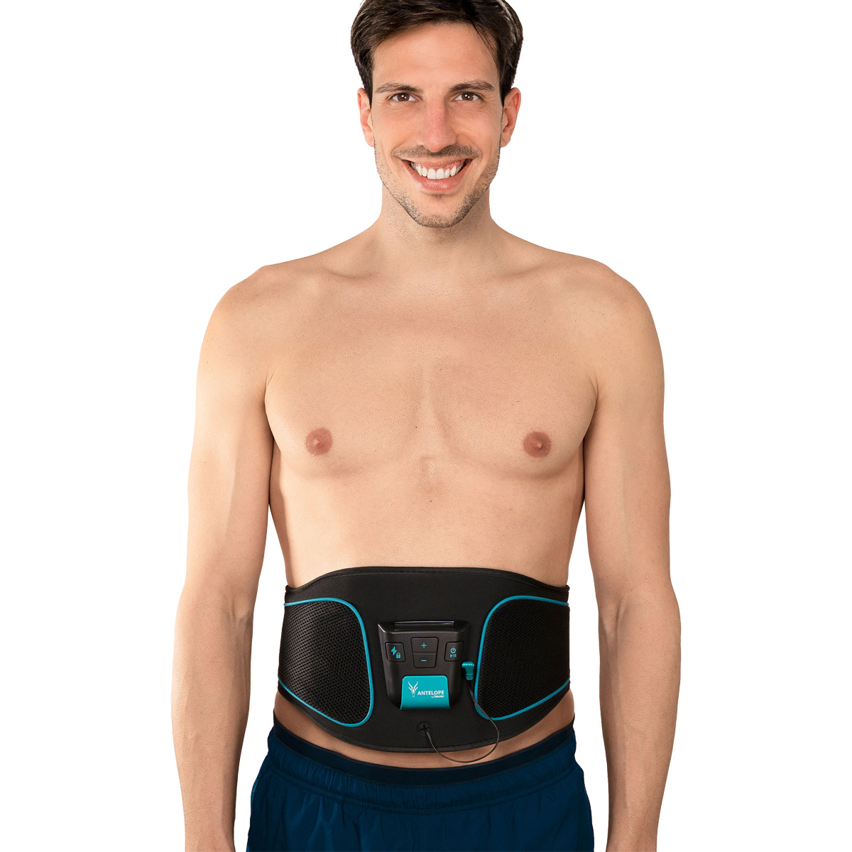 Un homme torse nu sourit, portant une ceinture de stimulation musculaire noire et turquoise. Il a les cheveux foncés et se tient devant un fond blanc.