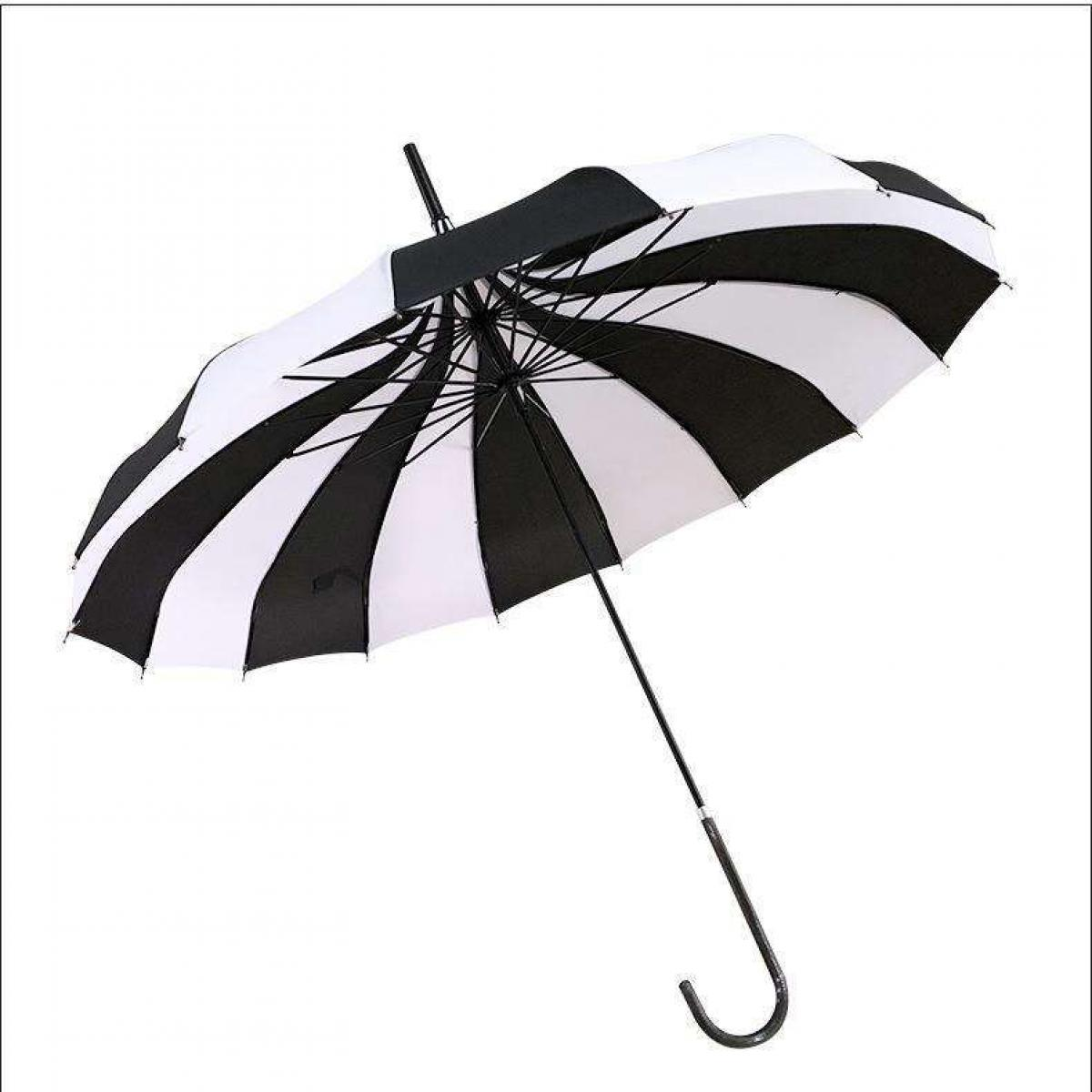 Ein schwarz-weiß gestreifter Regenschirm ist vor weißem Hintergrund geöffnet. Der Griff ist gebogen und schwarz.