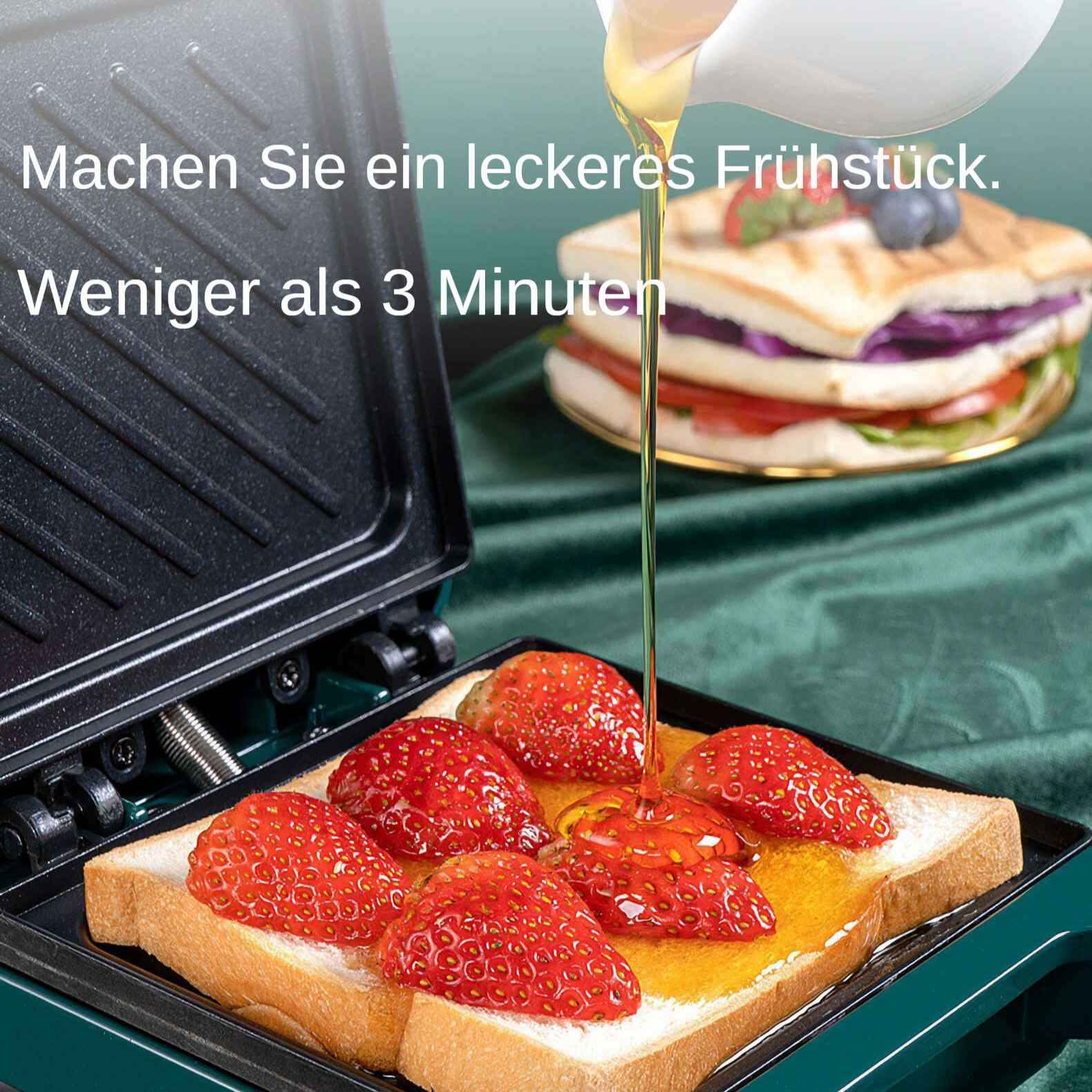 Ein Toaster mit Erdbeeren und Honig. Ein Sandwich ist im Hintergrund. Honig wird gegossen.