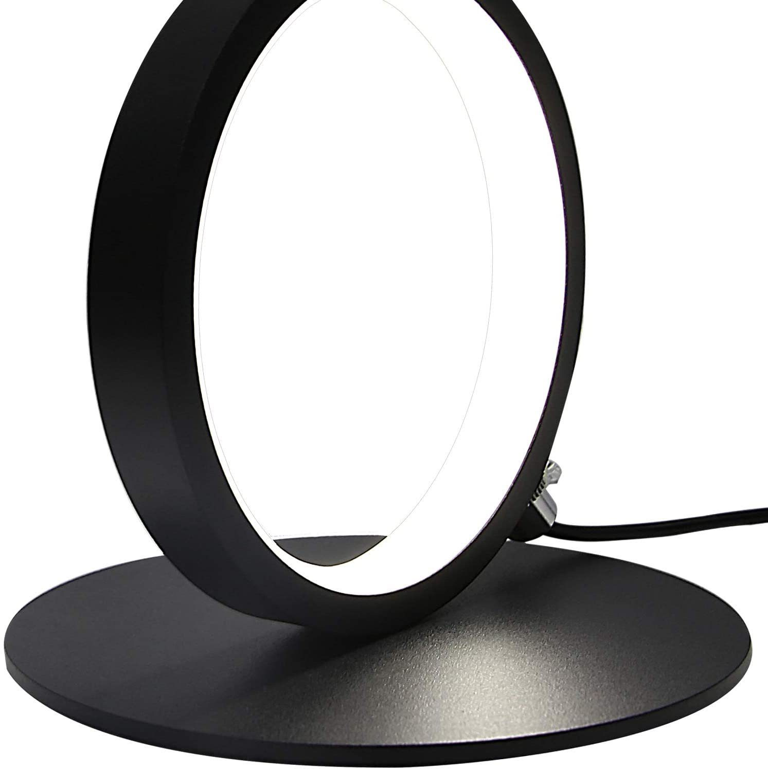 Una lampada nera a forma di anello. Ha una base circolare e una luce bianca brillante all'interno dell'anello. È collegato un cavo nero.