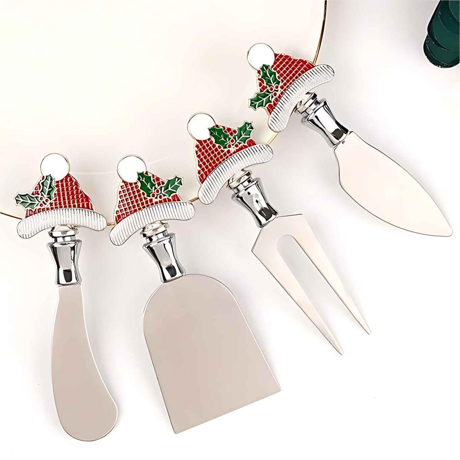 Vier Käsemesser mit Weihnachtsmann-Hut-Griffen. Rote und weiße Hüte mit grünem Stechpalmen. Silberne Messerklingen auf weißem Untergrund.