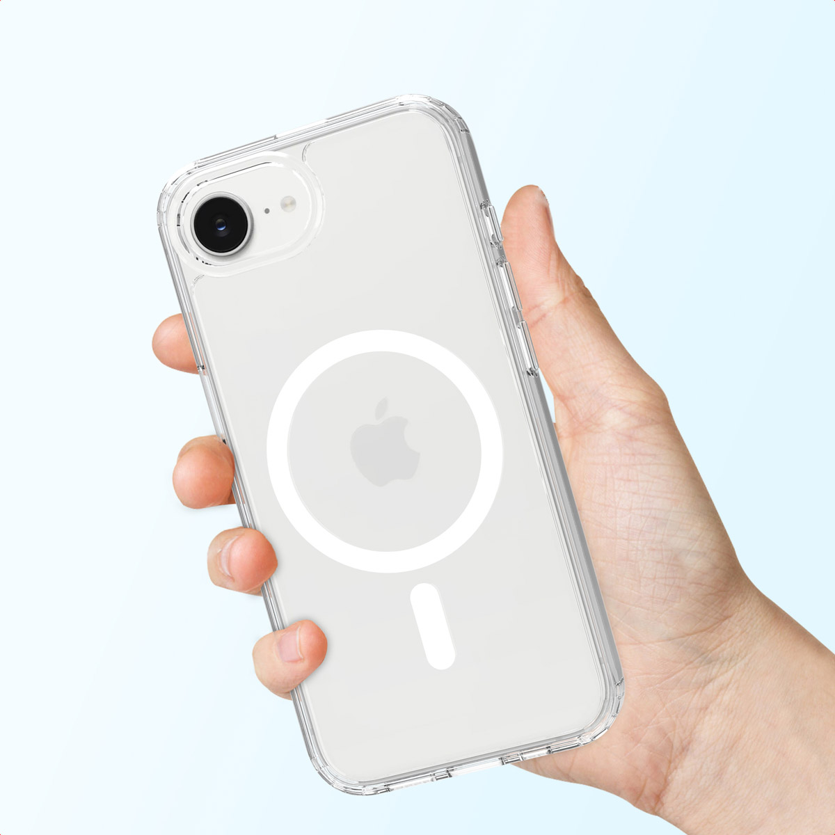 Een hand die een doorzichtige telefoonhoes vasthoudt met een Apple-logo. De hoes zit over een witte telefoon. De achtergrond is lichtblauw.