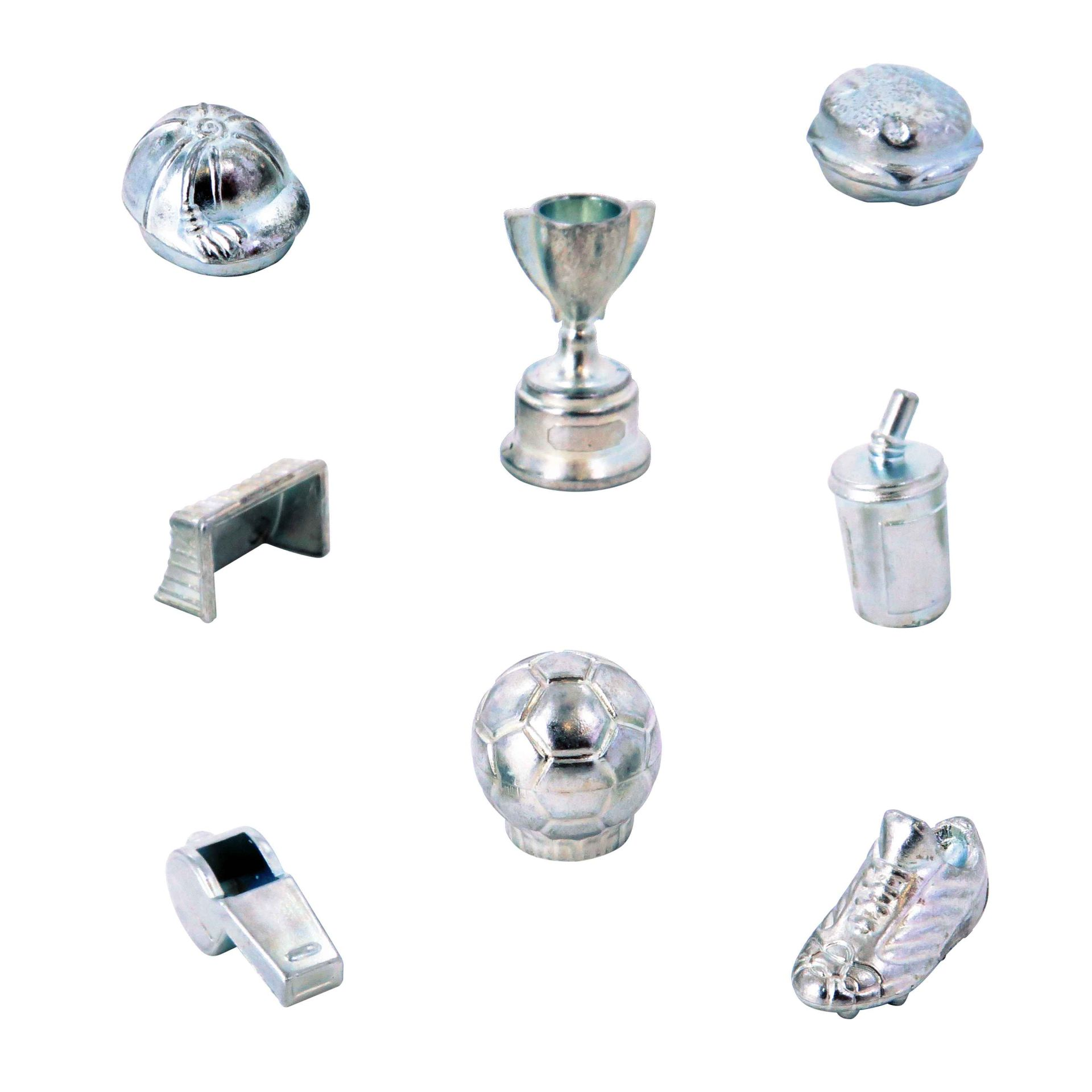 Das Bild zeigt metallische Spielmarken: eine Baseballkappe, eine Trophäe, einen Zylinder, ein Tor, ein Getränk, eine Pfeife, einen Fußball und einen Schuh.