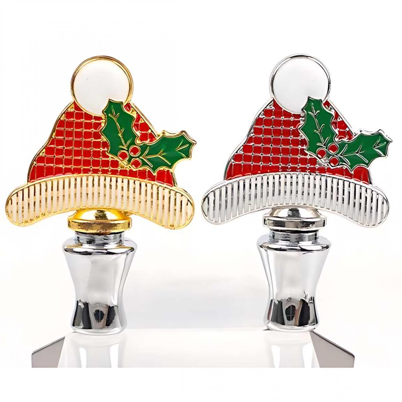 Zwei Weihnachtsbaumschmuck-Ornamente: Weihnachtsmützen, rot mit Stechpalme, goldene und silberne Metallbasen.