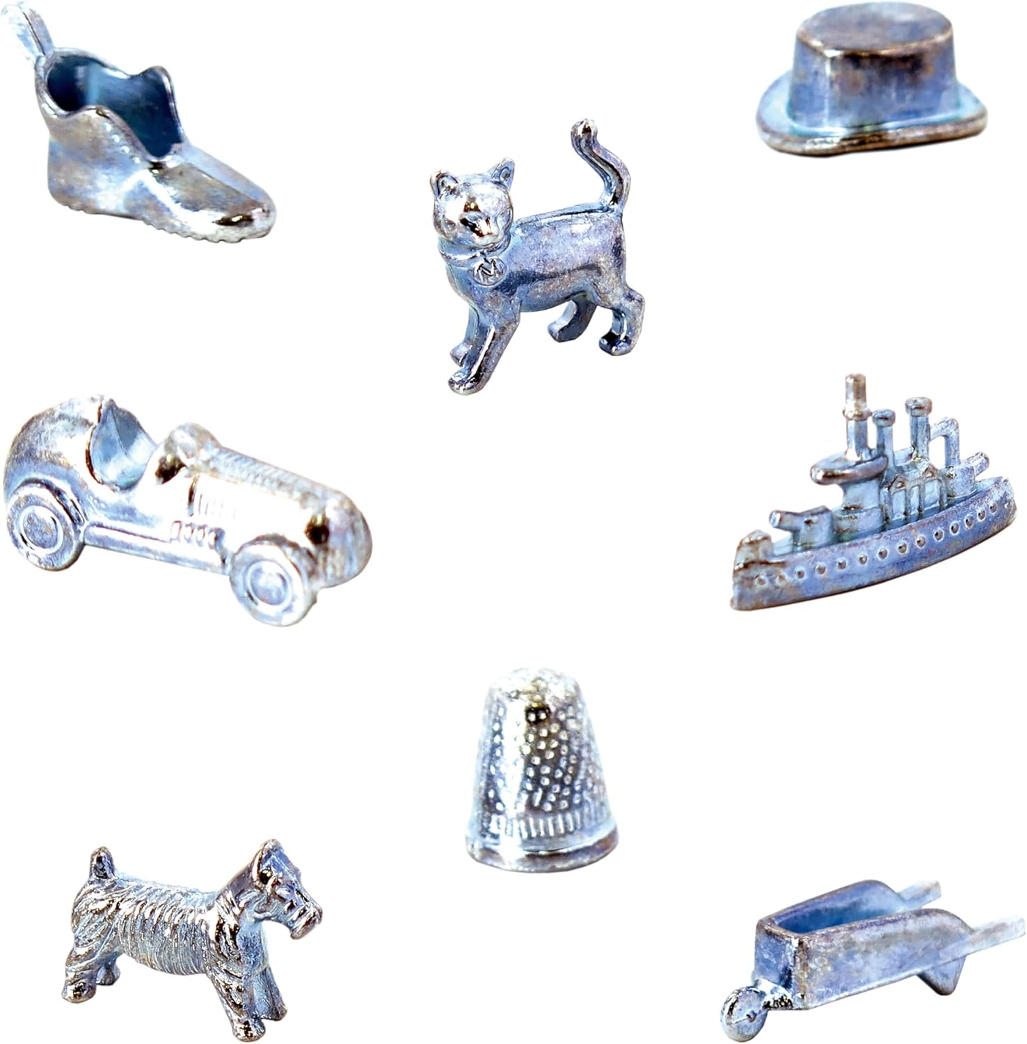 Monopoly-Spielfiguren: Schuh, Katze, Hut, Auto, Schiff, Fingerhut, Hund und Schubkarre. Alles silberfarbenes Metall.
