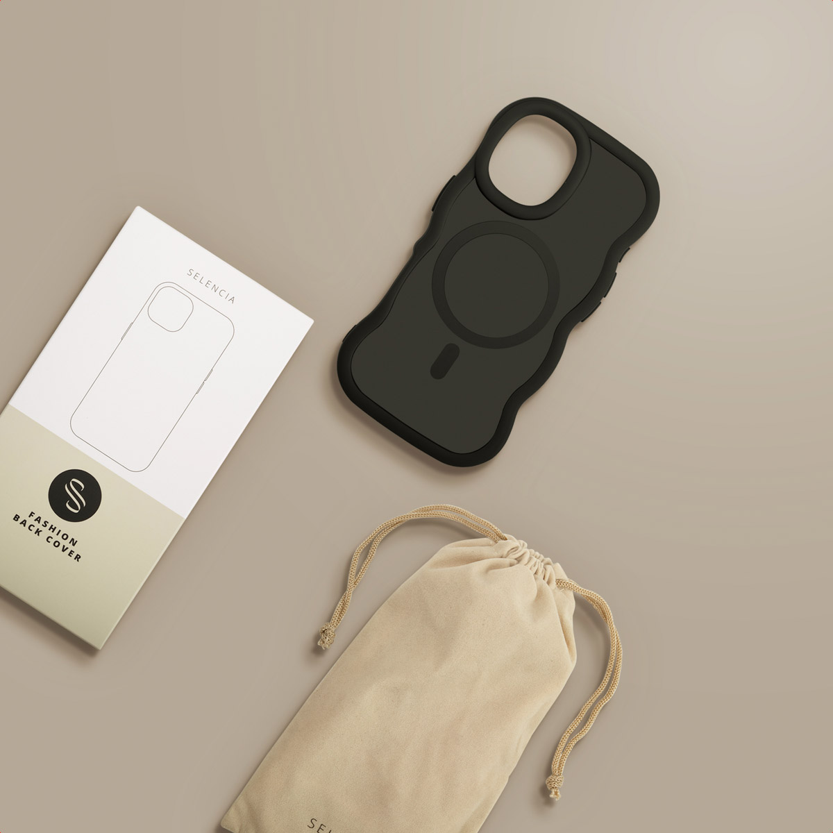 Una custodia per telefono verde oliva, una scatola bianca con un contorno di telefono e un sacchetto beige con coulisse, su una superficie marrone chiaro.