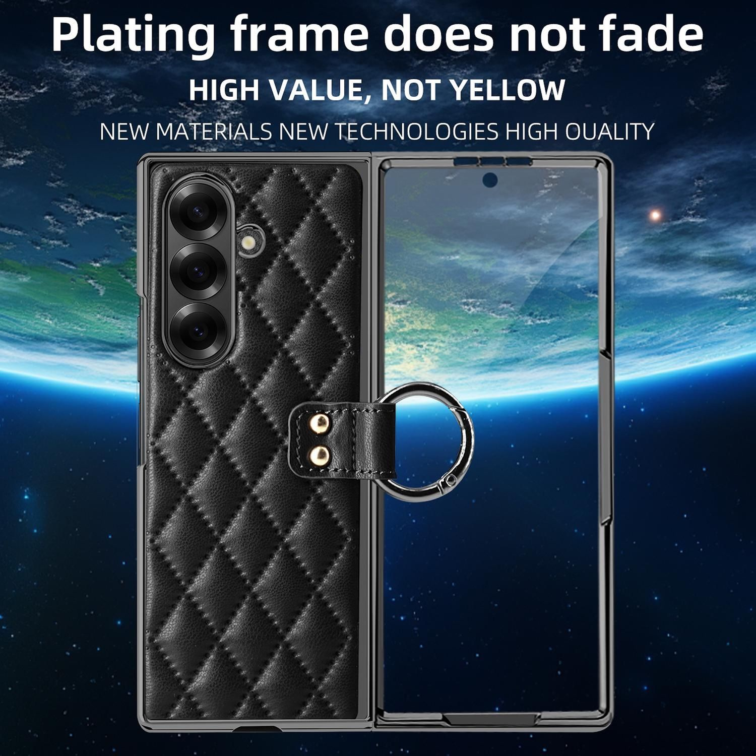 Funda de teléfono negra con patrón acolchado. Anillo plateado y correa adjuntos. El fondo muestra una escena espacial borrosa.