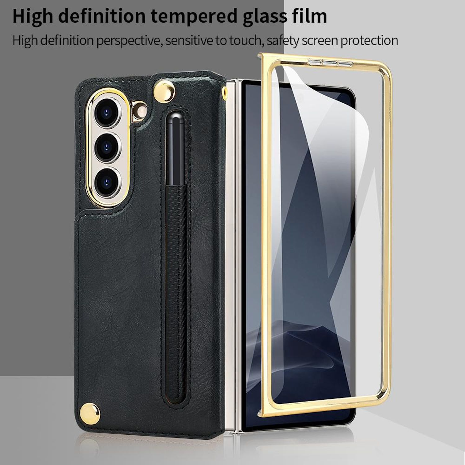 Eine schwarze Handyhülle mit goldenem Rahmen und einem transparenten Displayschutz. Die Hülle hat einen Stiftschlitz und goldene Akzente.