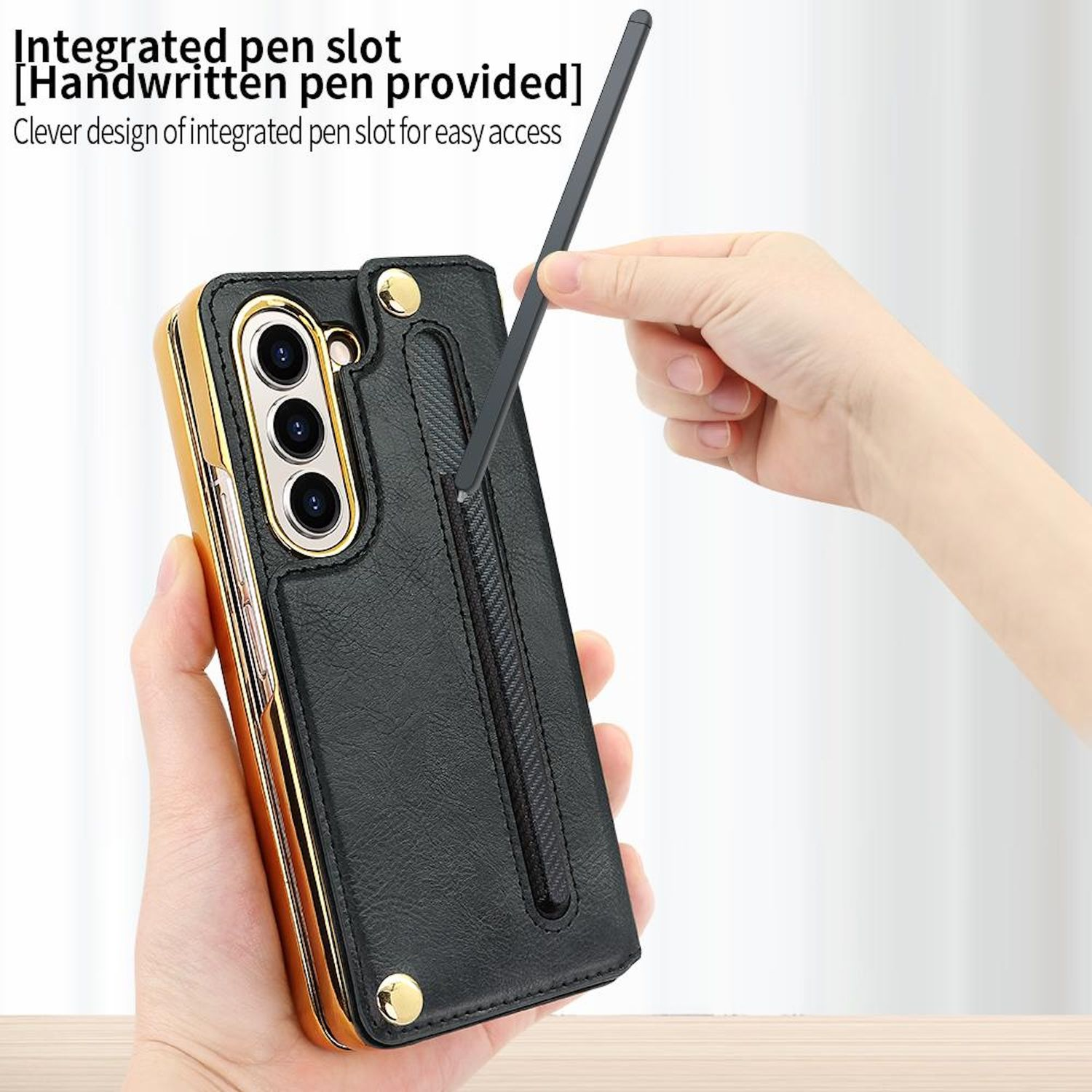 Eine Hand hält eine Handyhülle mit Stift. Die Hülle ist schwarz und goldfarben, der Stift wird aus der Hülle genommen.