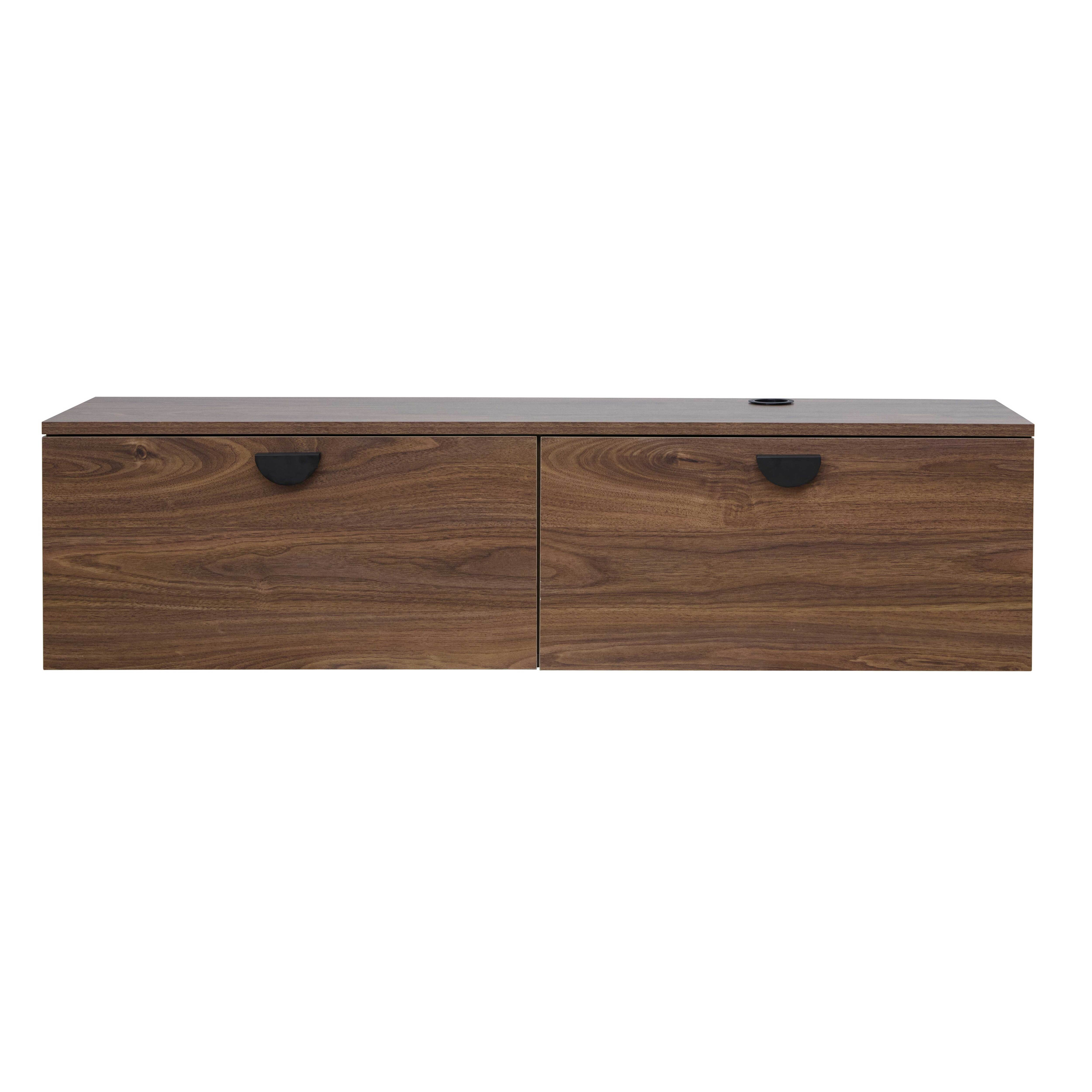 Ein an der Wand befestigter Holzschrank mit zwei Schubladen. Er hat schwarze Griffe und ein Kabelloch, vor weißem Hintergrund.