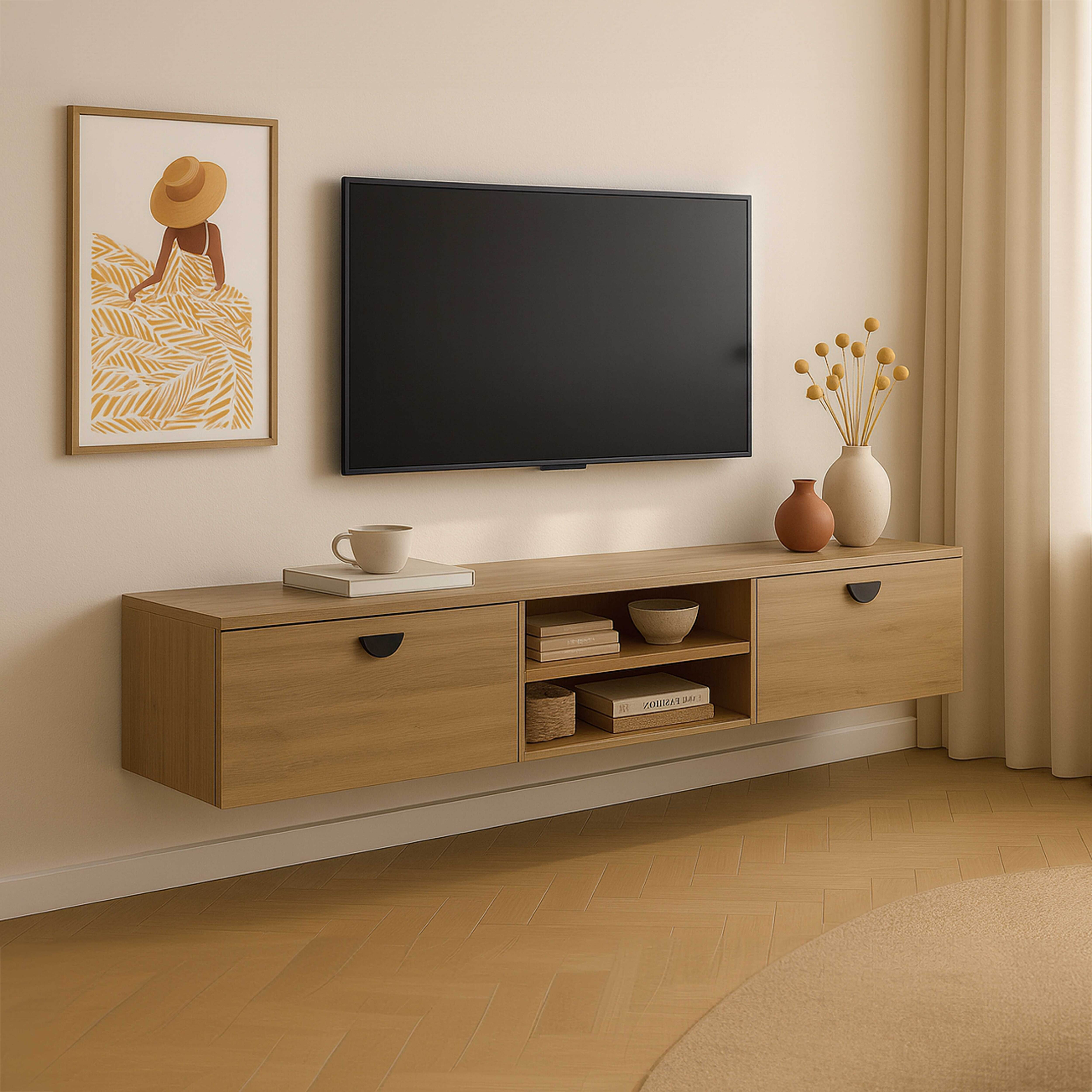 Ein Wohnzimmer mit Fernseher, Holzschrank, gerahmtem Bild, Vasen und beigem Teppich.