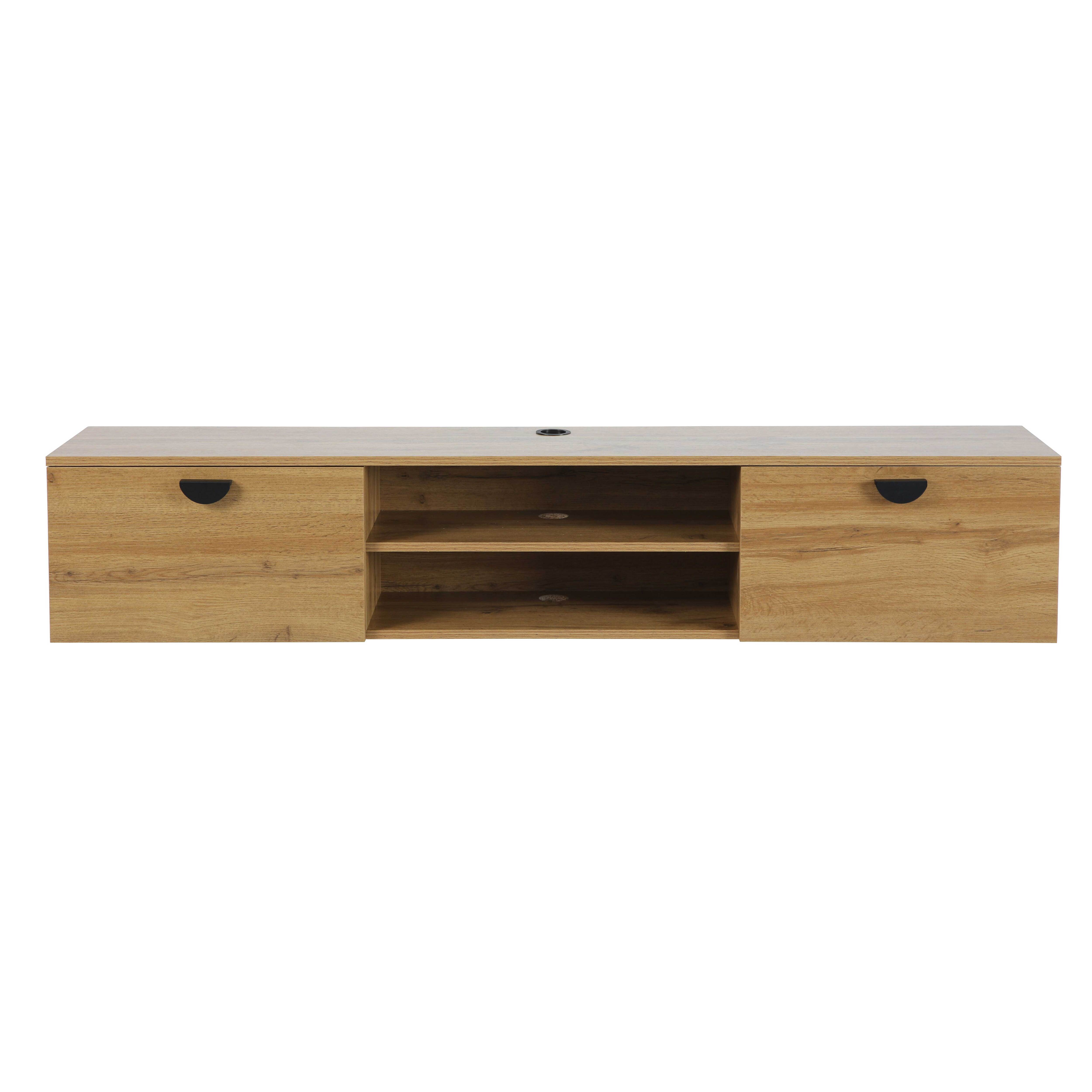 Ein hölzerner, an der Wand befestigter TV-Schrank mit schwarzen Griffen. Er hat offene Regale und ein Kabelloch.