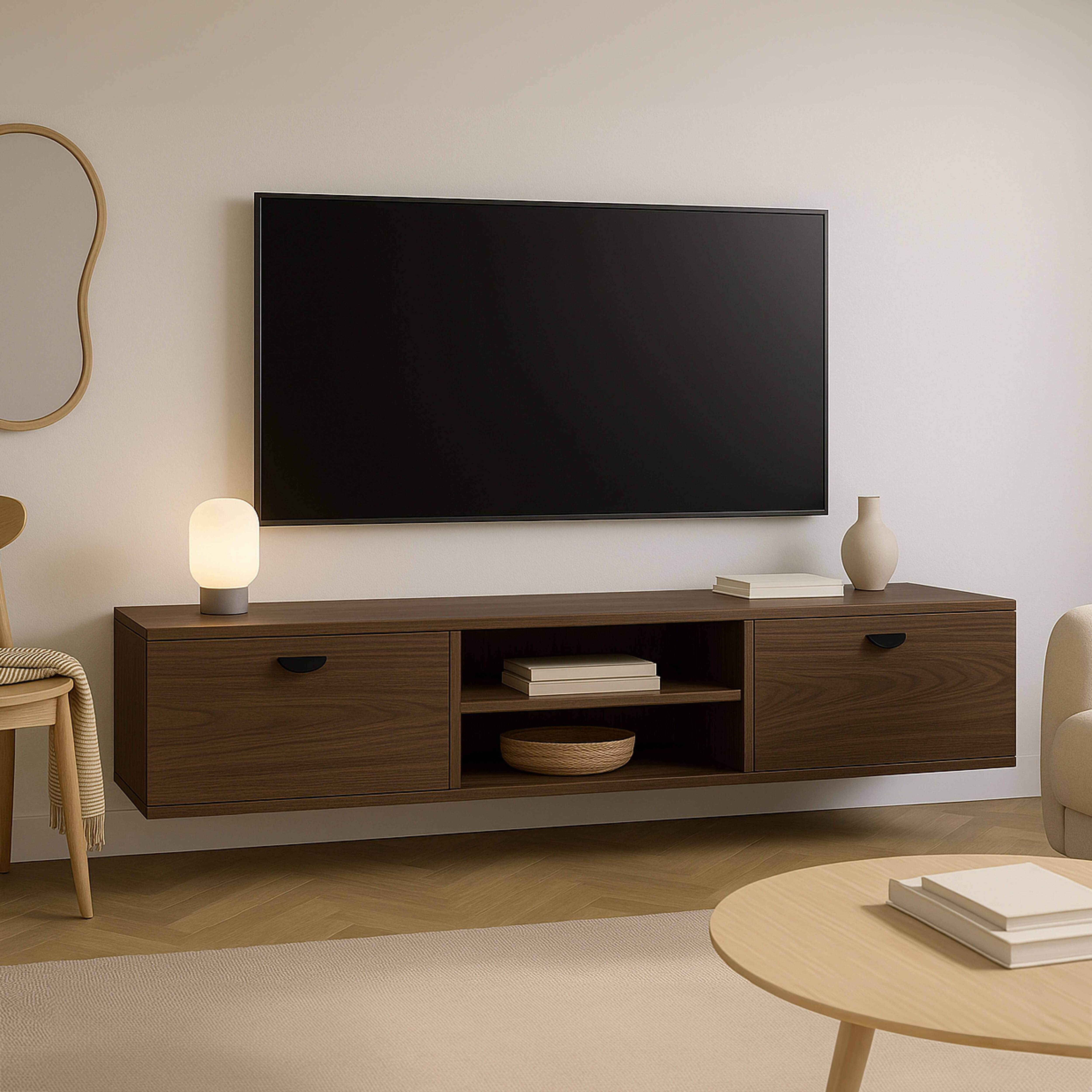 Ein an der Wand montierter Fernseher über einem Holzschrank mit Büchern und einer Lampe. Ein Tisch und ein Stuhl sind sichtbar.