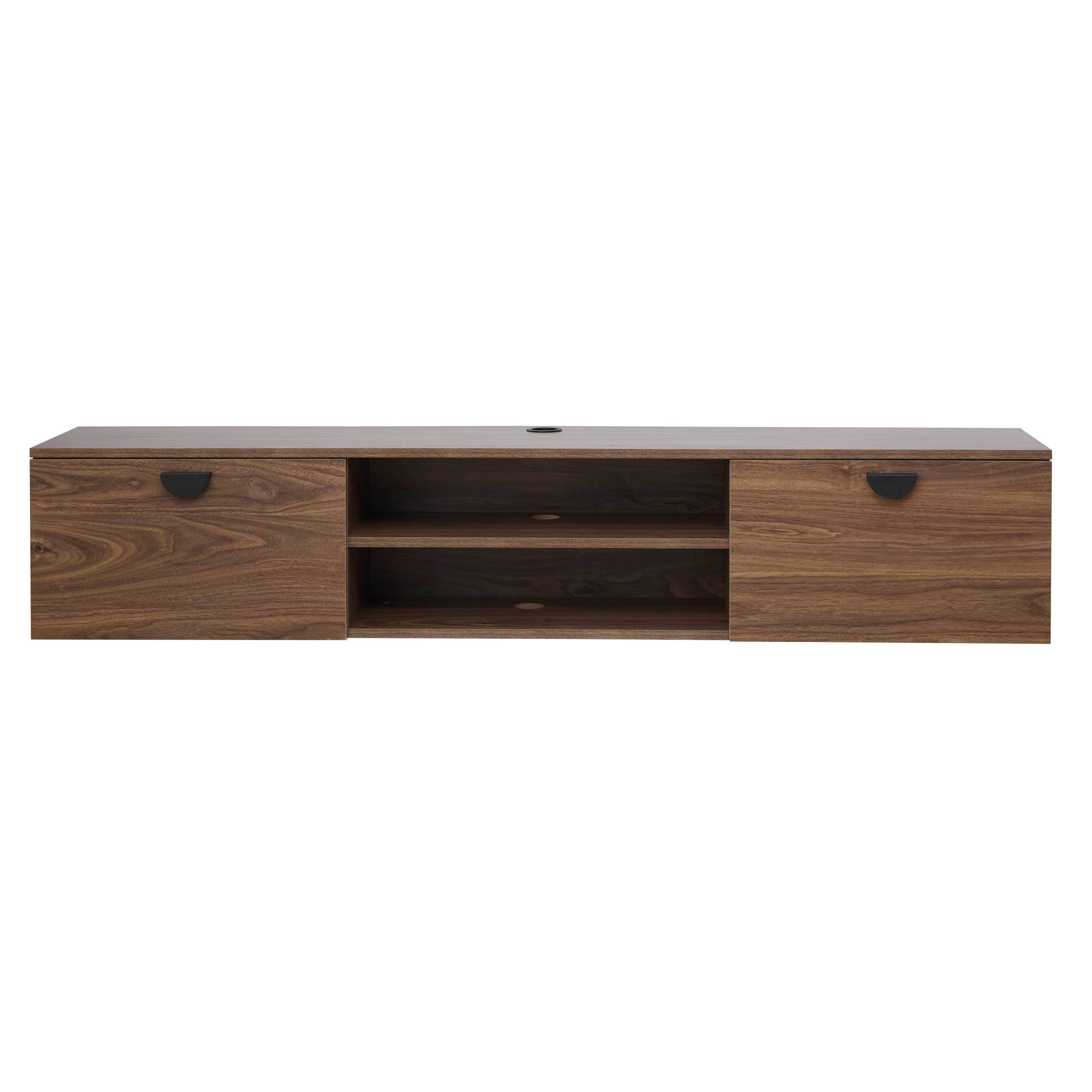 Ein brauner TV-Ständer aus Holz mit zwei Schubladen und offenen Regalen. Er hat schwarze Griffe und ein Kabelloch.
