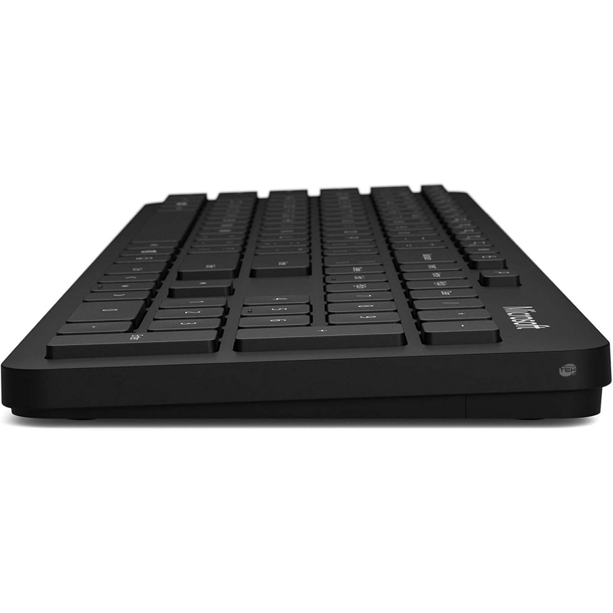 Czarna klawiatura Microsoft jest pokazana pod kątem. Klawisze są widoczne, a nazwa marki znajduje się z boku.