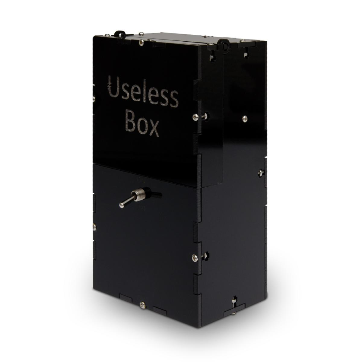 Een zwarte doos met een schakelaar met het opschrift 'Useless Box'. De schakelaar staat in de 'aan'-stand.