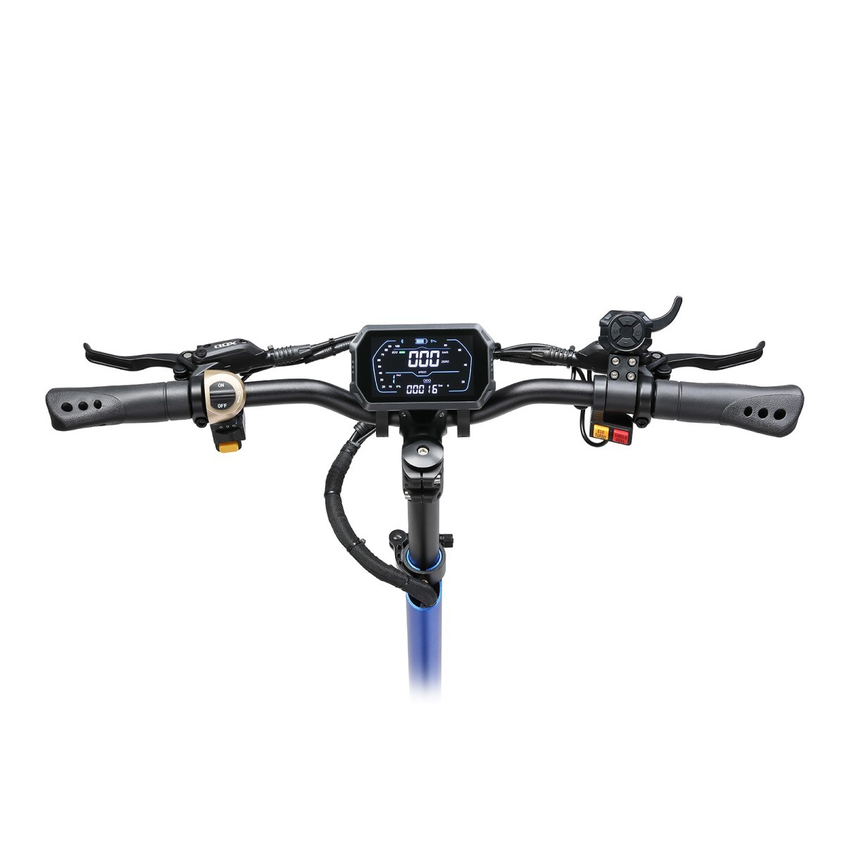 Zbliżenie kierownicy skutera elektrycznego. Wyświetlacz cyfrowy pokazuje prędkość i baterię. Dźwignie, przyciski i uchwyty są widoczne na czarnej kierownicy.