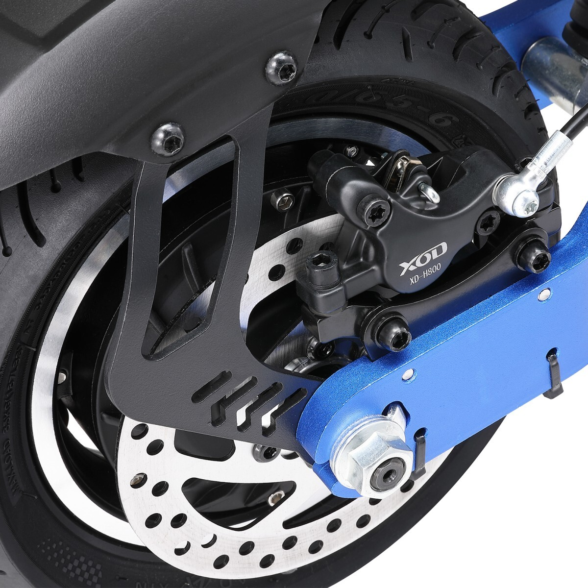 Zbliżenie tylnego koła skutera elektrycznego. Widoczny hamulec tarczowy, czarna opona, niebieska rama i srebrne śruby.