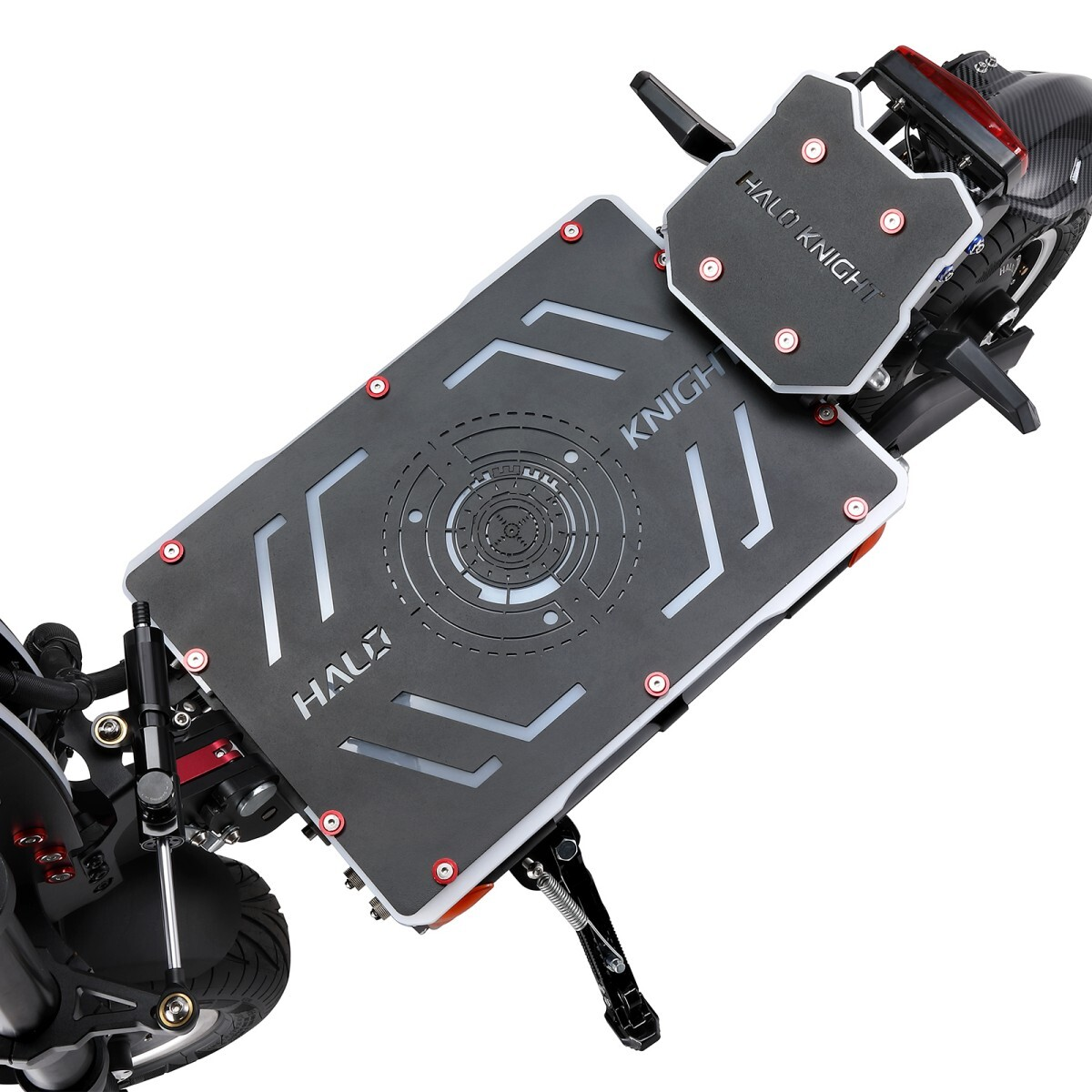 Czarno-szara hulajnoga elektryczna Halo Knight. Ma wzorzysty pokład, czerwone akcenty i podpórkę. Tło jest białe.
