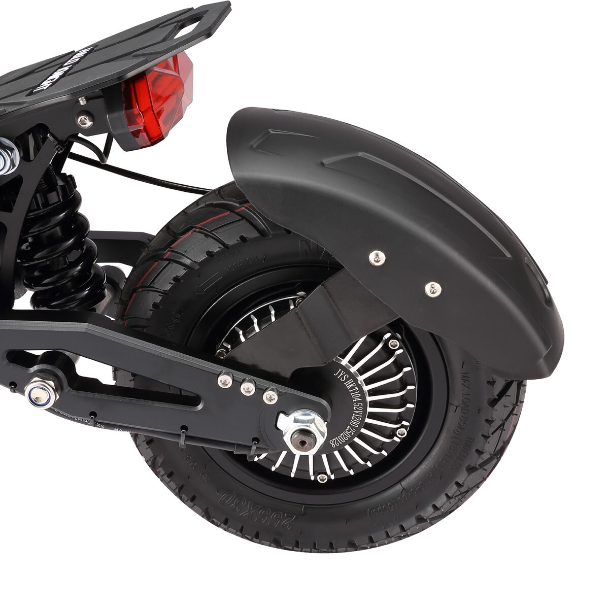 Zbliżenie tylnego koła hulajnogi elektrycznej. Widoczna opona, błotnik, zawieszenie i czerwone światło tylne. Kolory czarny i metaliczny.