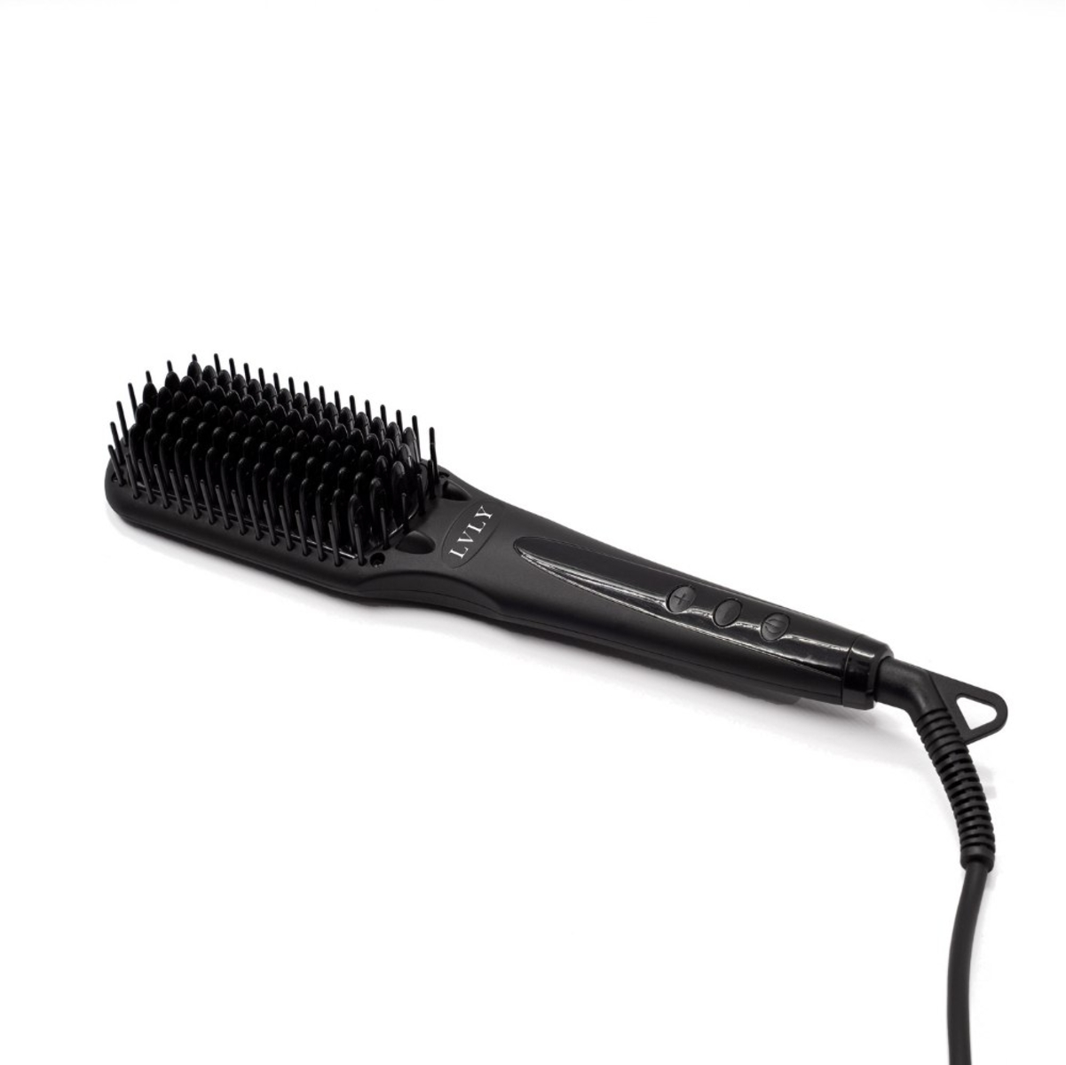 Schwarze LVLY Haarglättungsbürste auf weißem Hintergrund. Die Bürste hat Borsten und einen Griff mit Knöpfen. Ein Netzkabel ist angebracht.