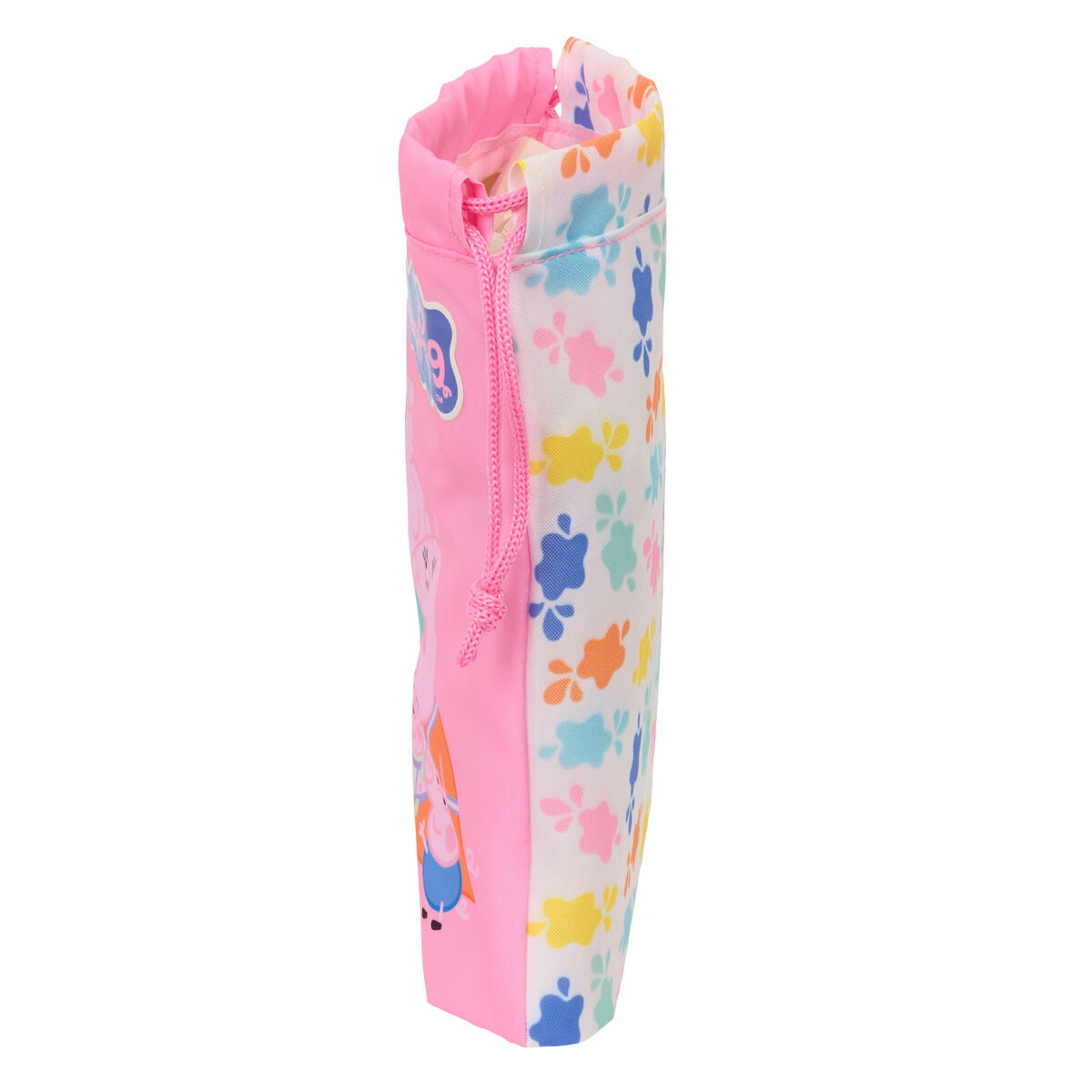 Ein rosa Kordelzugbeutel mit Peppa Wutz-Figuren. Die Tasche hat ein Blumenmuster und einen rosa Kordelzug. Weißer Hintergrund.
