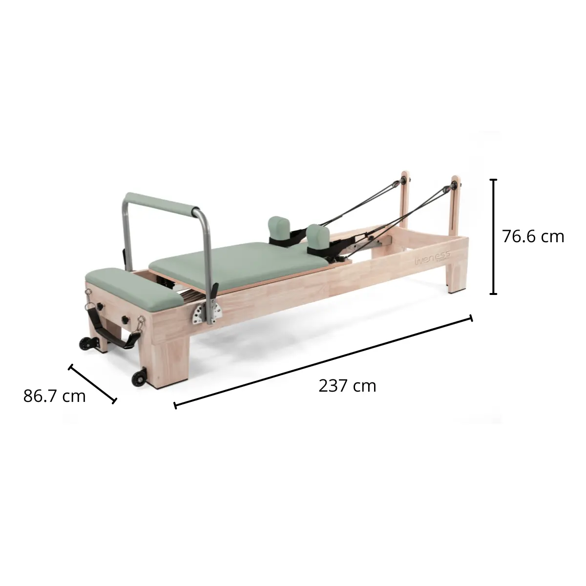 Pilates reformer machine, licht houten frame, lichtgroene vulling en hoofdsteunen. Zwarte banden en handvat. Afmetingen zijn aangegeven.