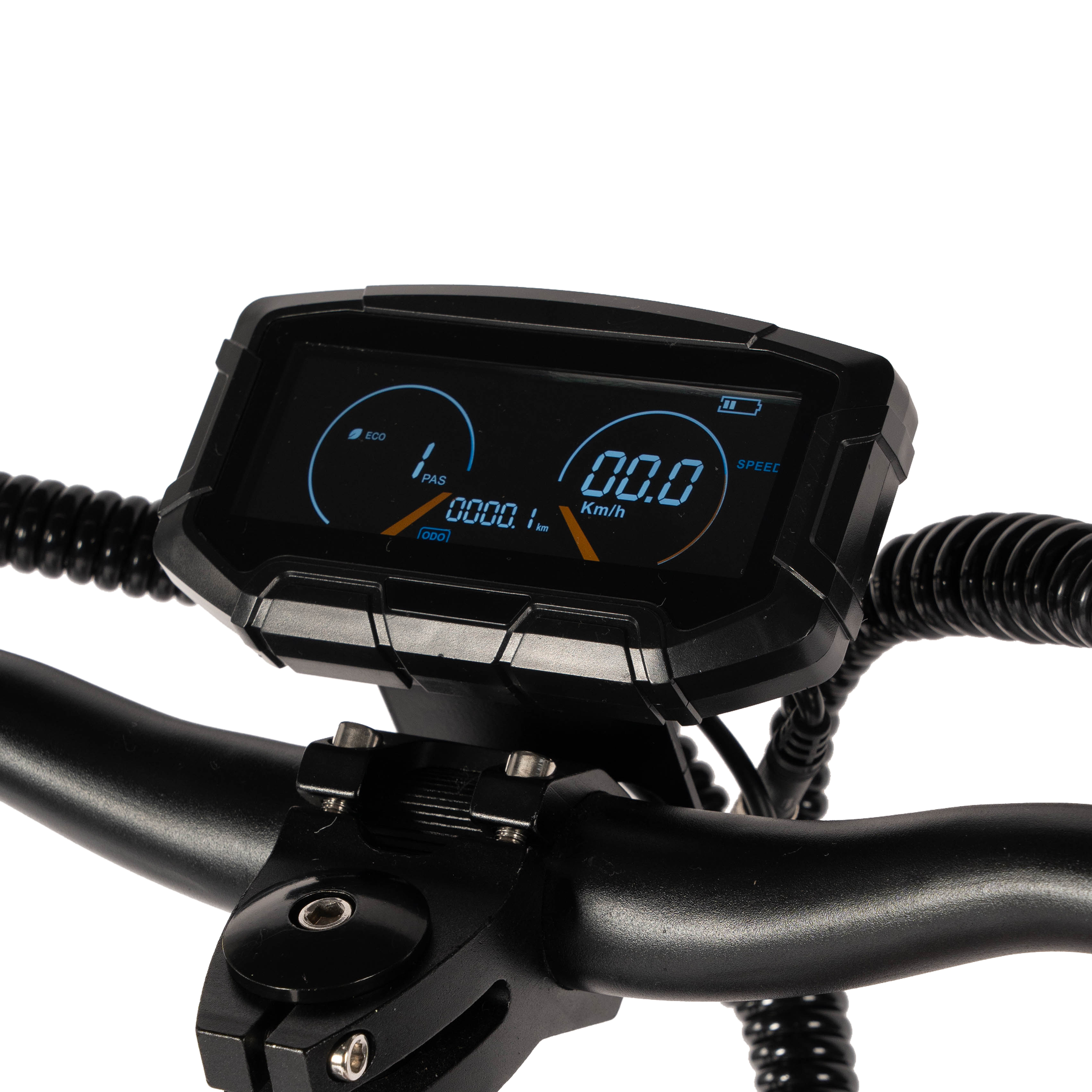 Zbliżenie wyświetlacza skutera elektrycznego. Pokazuje prędkość, baterię i inne dane. Czarny ekran, czarna kierownica i białe tło.