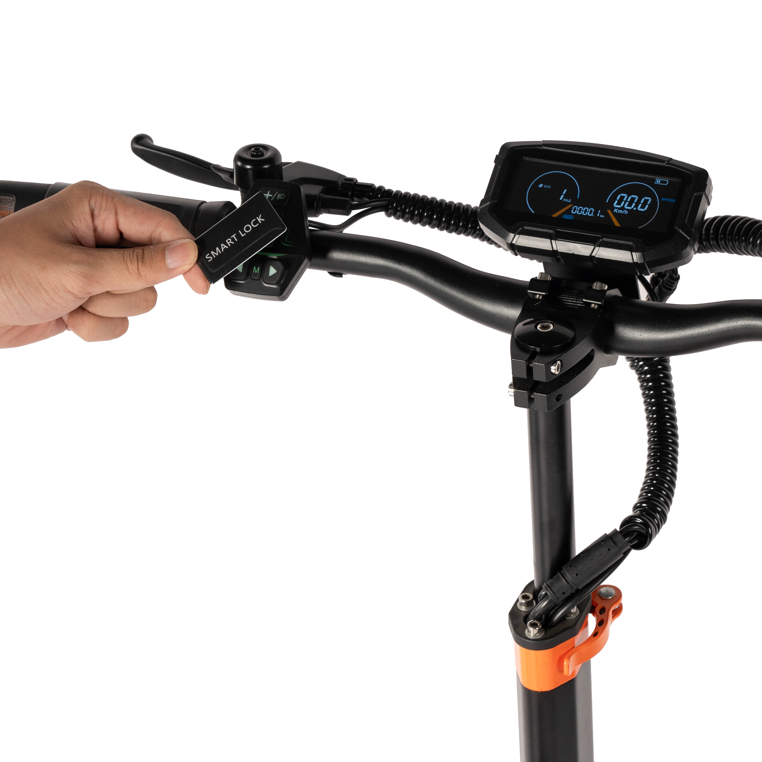 Ręka trzyma kartę Smart Lock obok kierownicy skutera elektrycznego, pokazując wyświetlacz i panel sterowania.