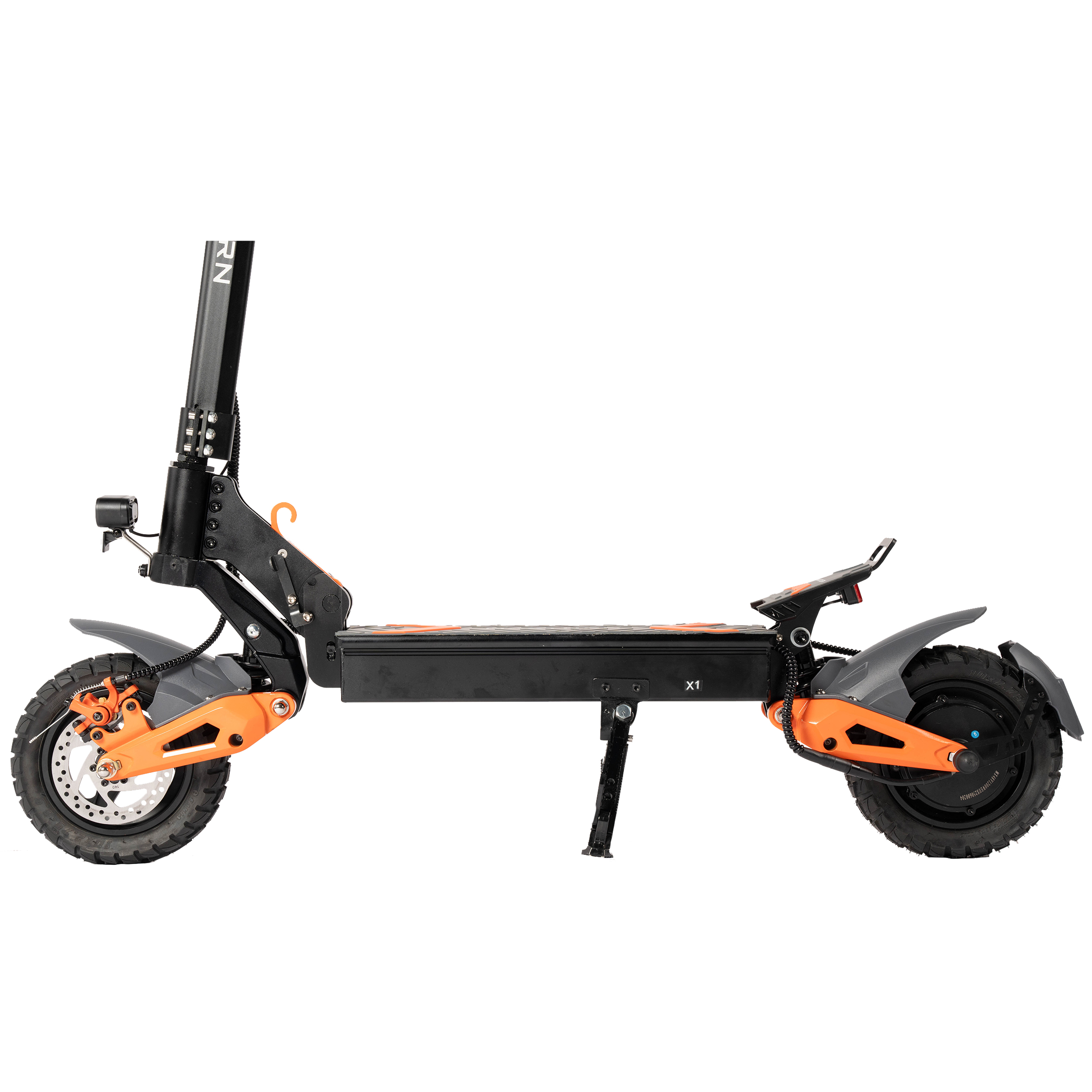 Czarno-pomarańczowa hulajnoga elektryczna. Zawiera opony, podpórkę i kierownicę. Izolowana na białym tle.