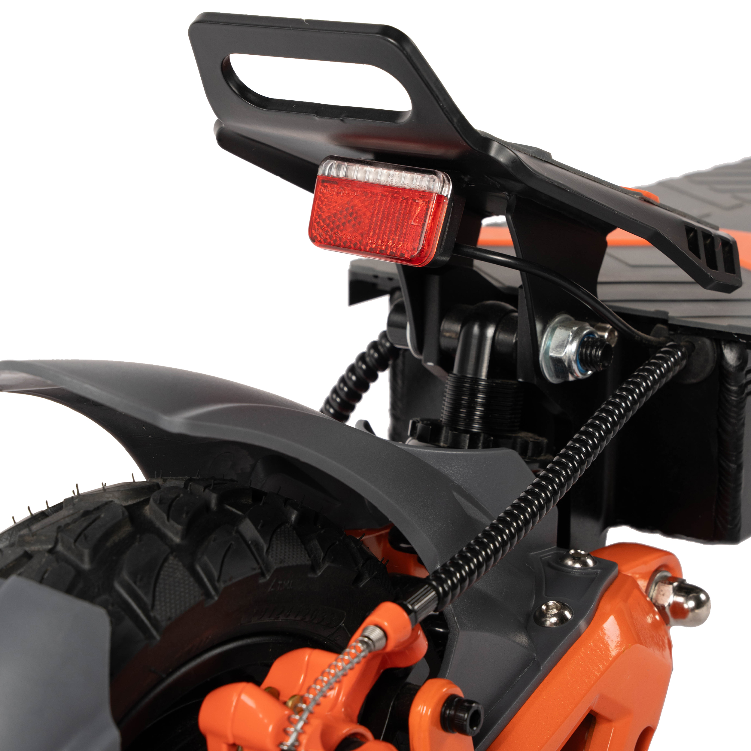 Zbliżenie tylnej części skutera z czerwonym odblaskiem, czarnym błotnikiem i pomarańczowymi akcentami na białym tle.