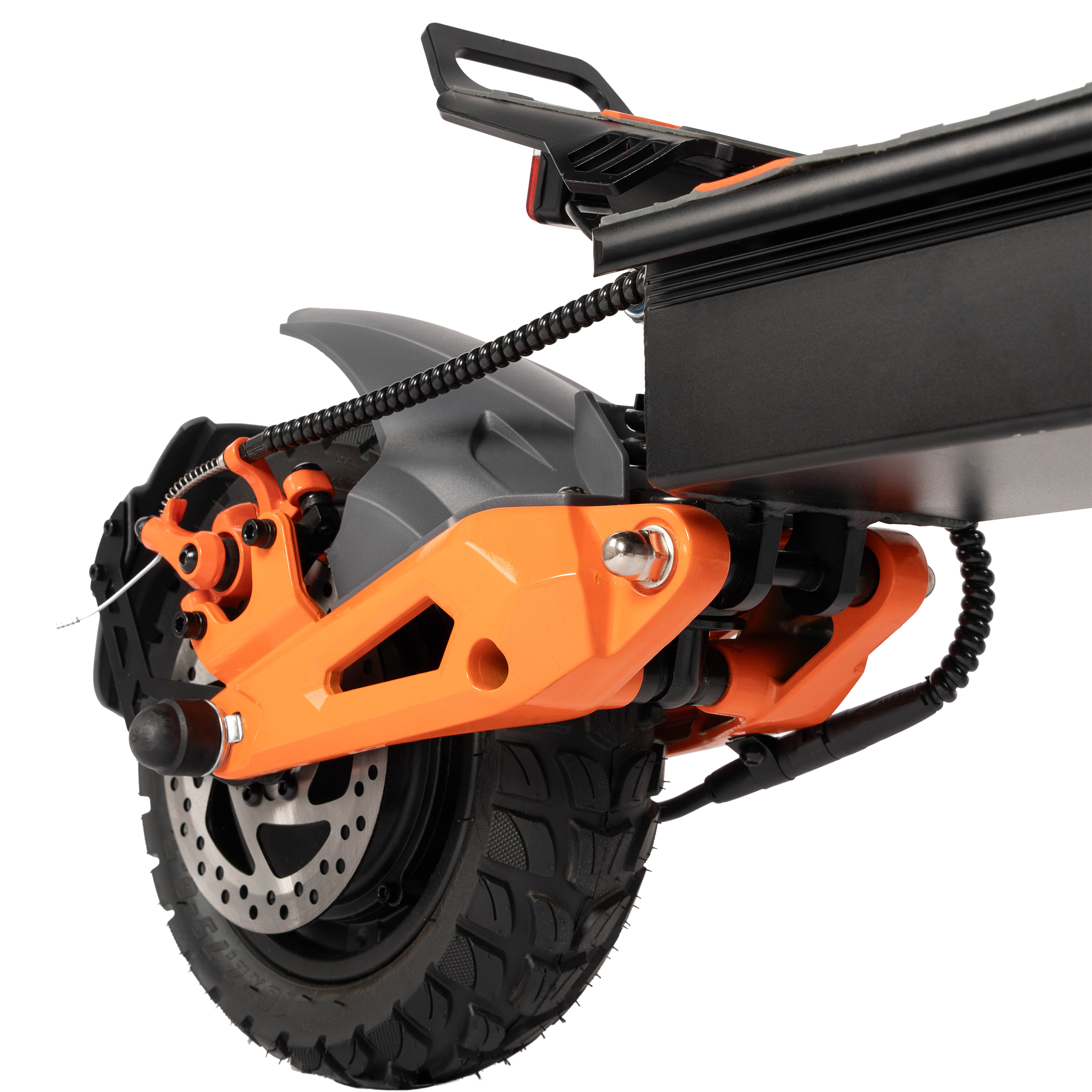 Zbliżenie tylnego koła pomarańczowo-czarnej hulajnogi elektrycznej. Szczegóły obejmują zawieszenie, tarczę hamulcową i bieżnik opony.