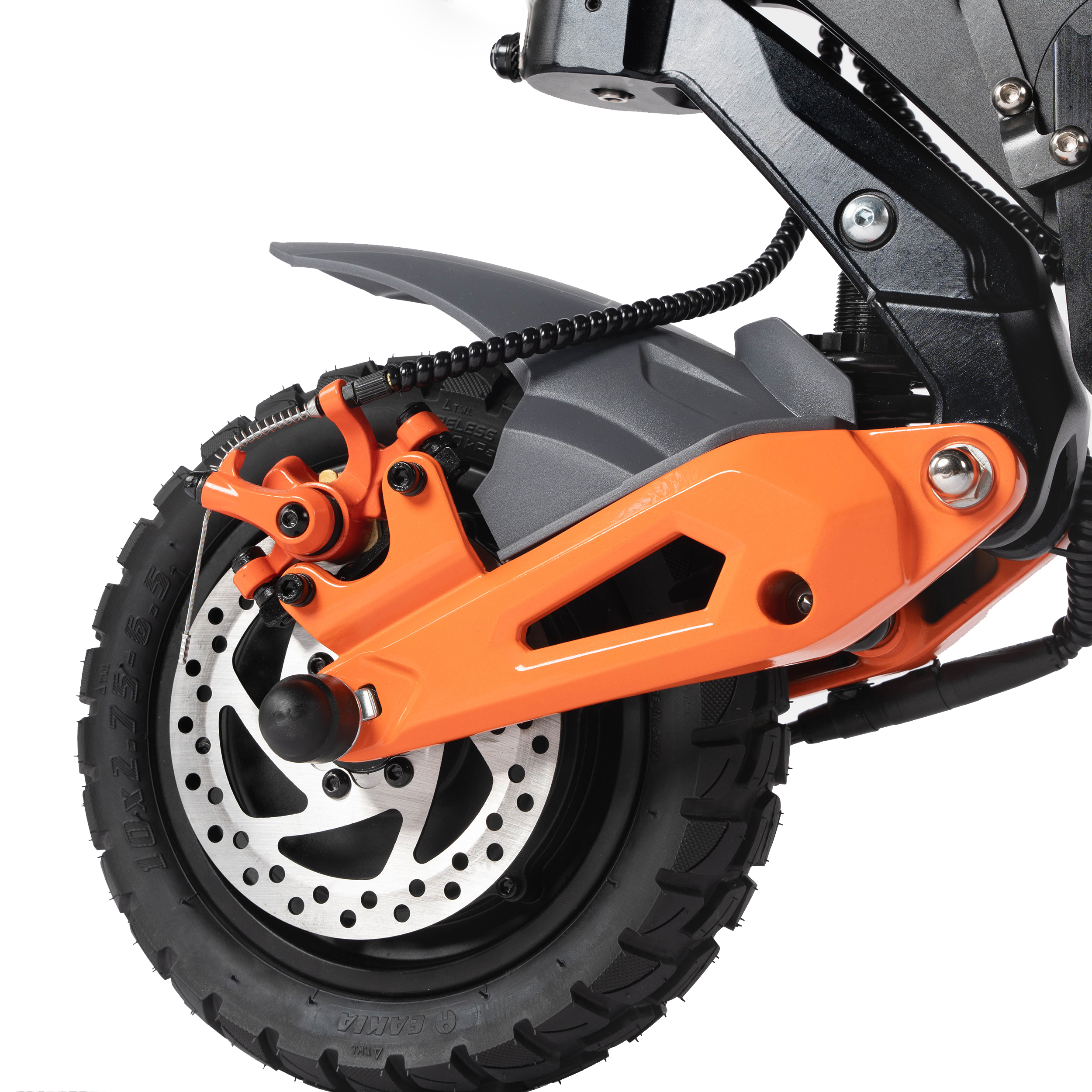 Zbliżenie pomarańczowego koła hulajnogi elektrycznej. Koło ma hamulec tarczowy i czarną oponę. Tło jest białe.