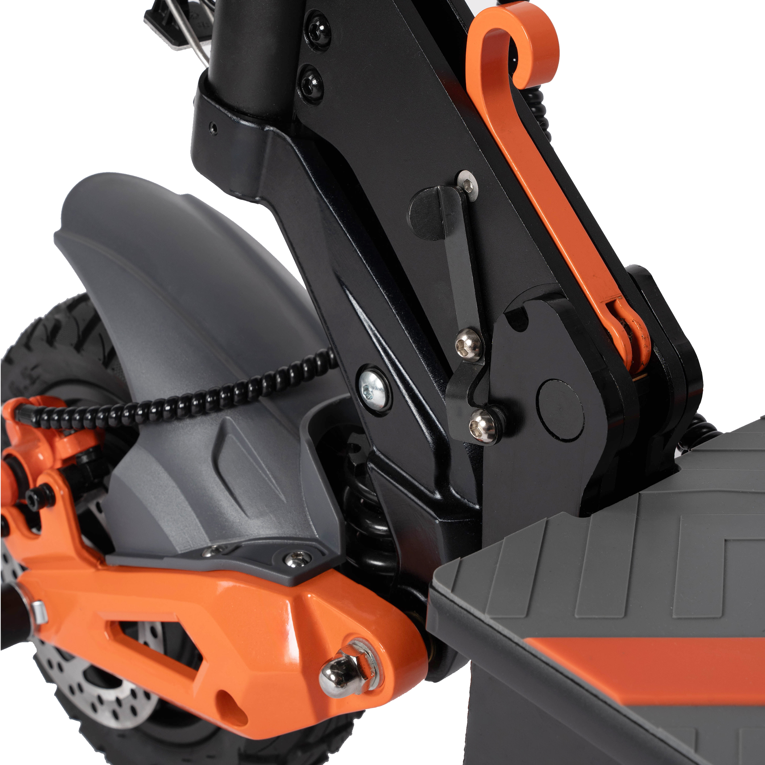 Zbliżenie pomarańczowo-czarnej hulajnogi. Zawiera koło, błotnik, zawieszenie i podnóżek. Białe tło.