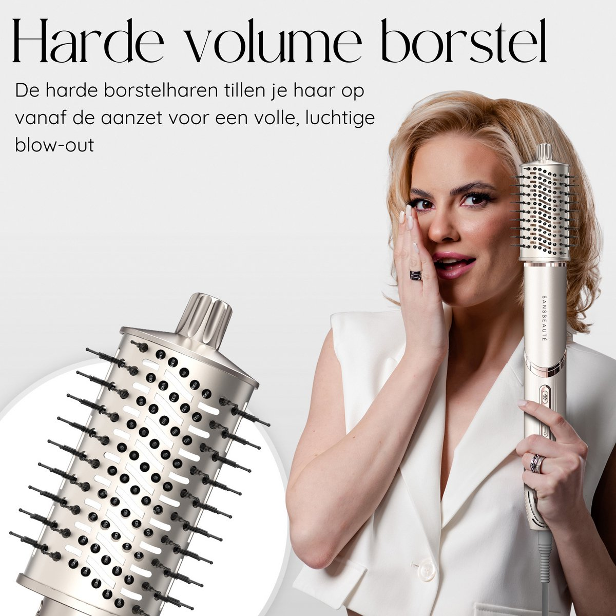 Een vrouw houdt een haarstylingtool vast. De afbeelding toont de tool en de vrouw met blond haar, in een witte top, met een verraste blik.