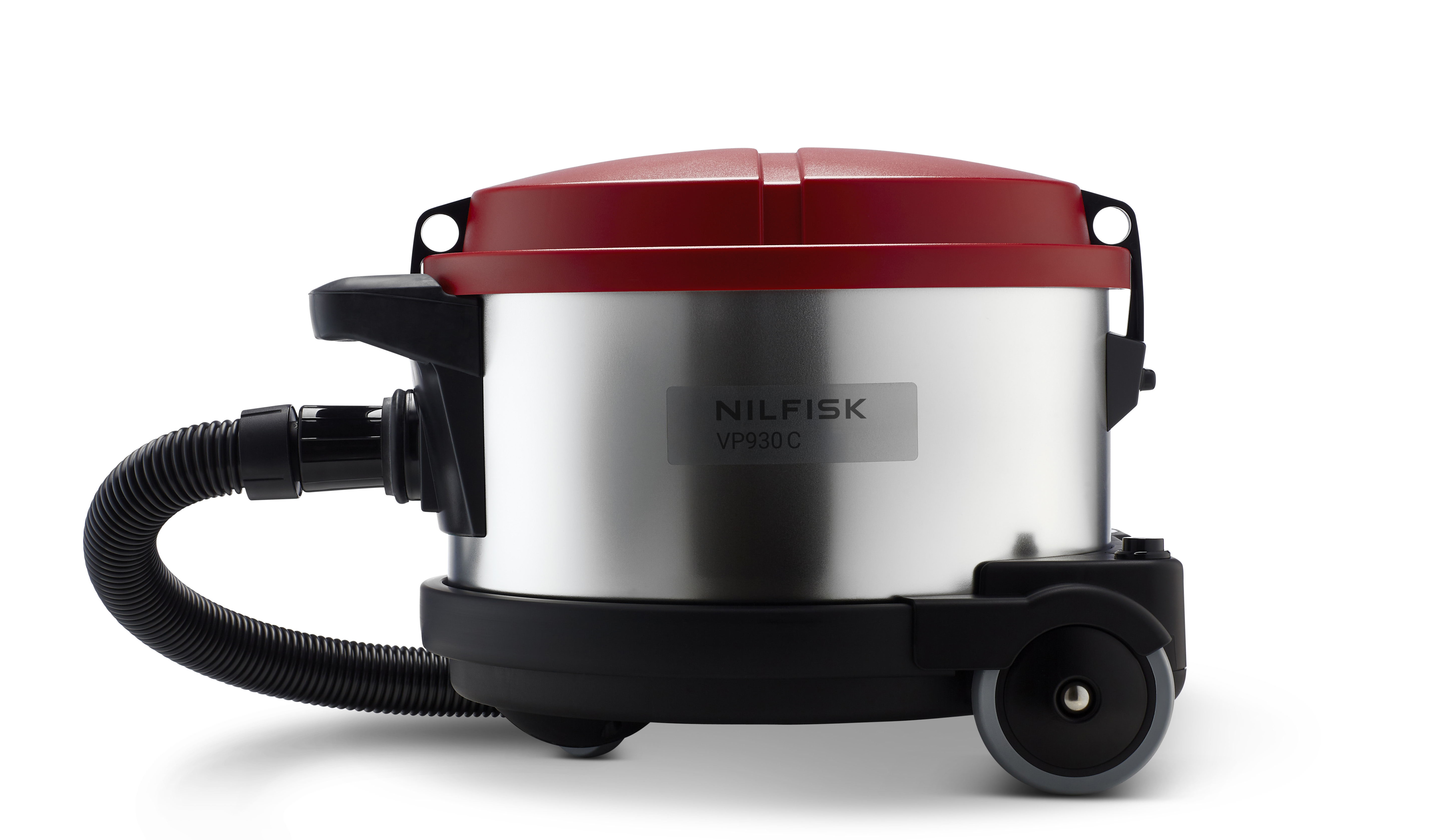Een Nilfisk VP930 C stofzuiger met een rode bovenkant en zilveren behuizing, zwarte slang en wielen op een witte achtergrond.