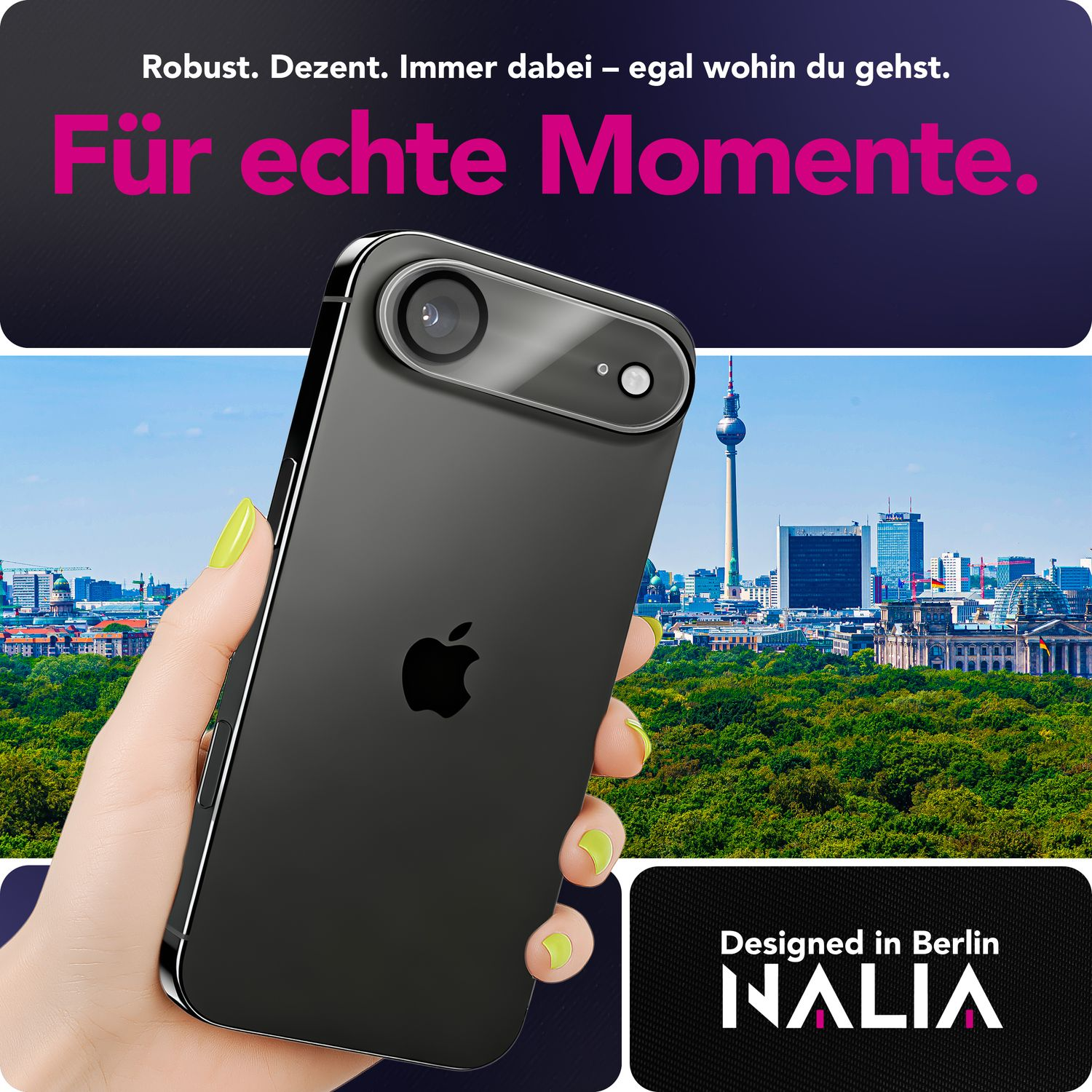 Une personne tient un smartphone noir avec un paysage urbain de Berlin en arrière-plan. Textes : Robuste. Discret. Pour de vrais moments. Conçu à Berlin.