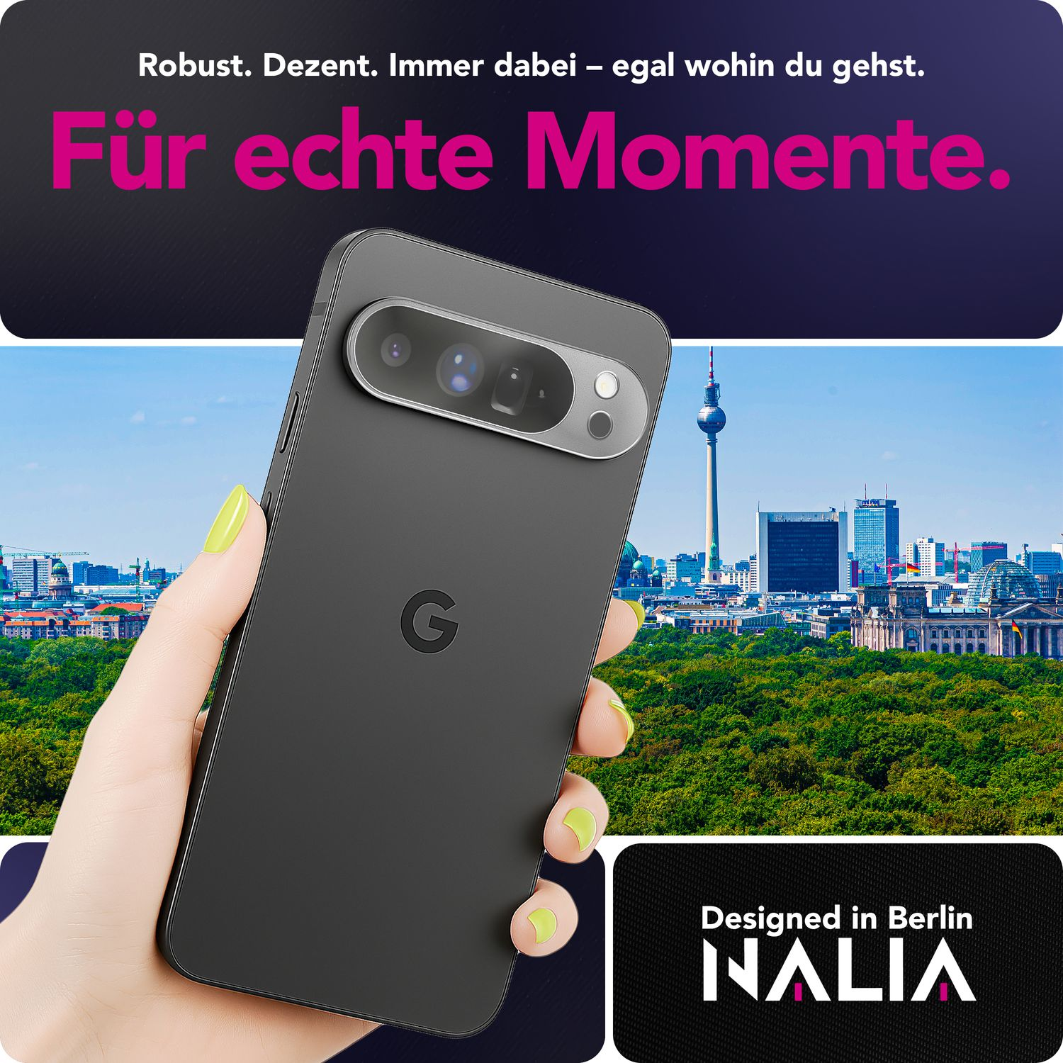 Une main tient un téléphone noir avec l'horizon de Berlin en arrière-plan, le texte en haut dit 'Für echte Momente' et 'Designed in Berlin'.