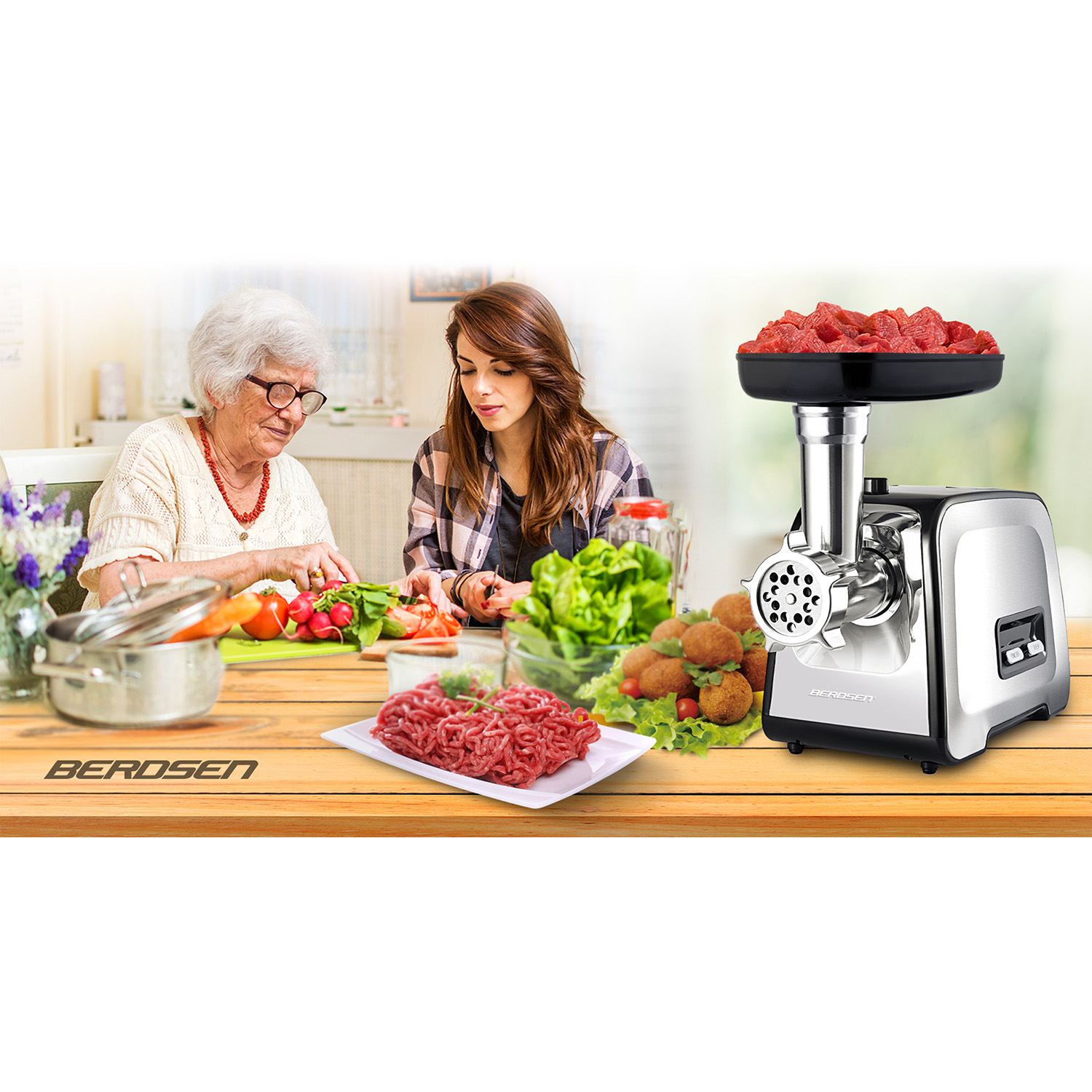 Dwie kobiety przygotowują jedzenie, warzywa i maszynka do mięsa są na stole. Mielone mięso na talerzu i klopsiki w tle.