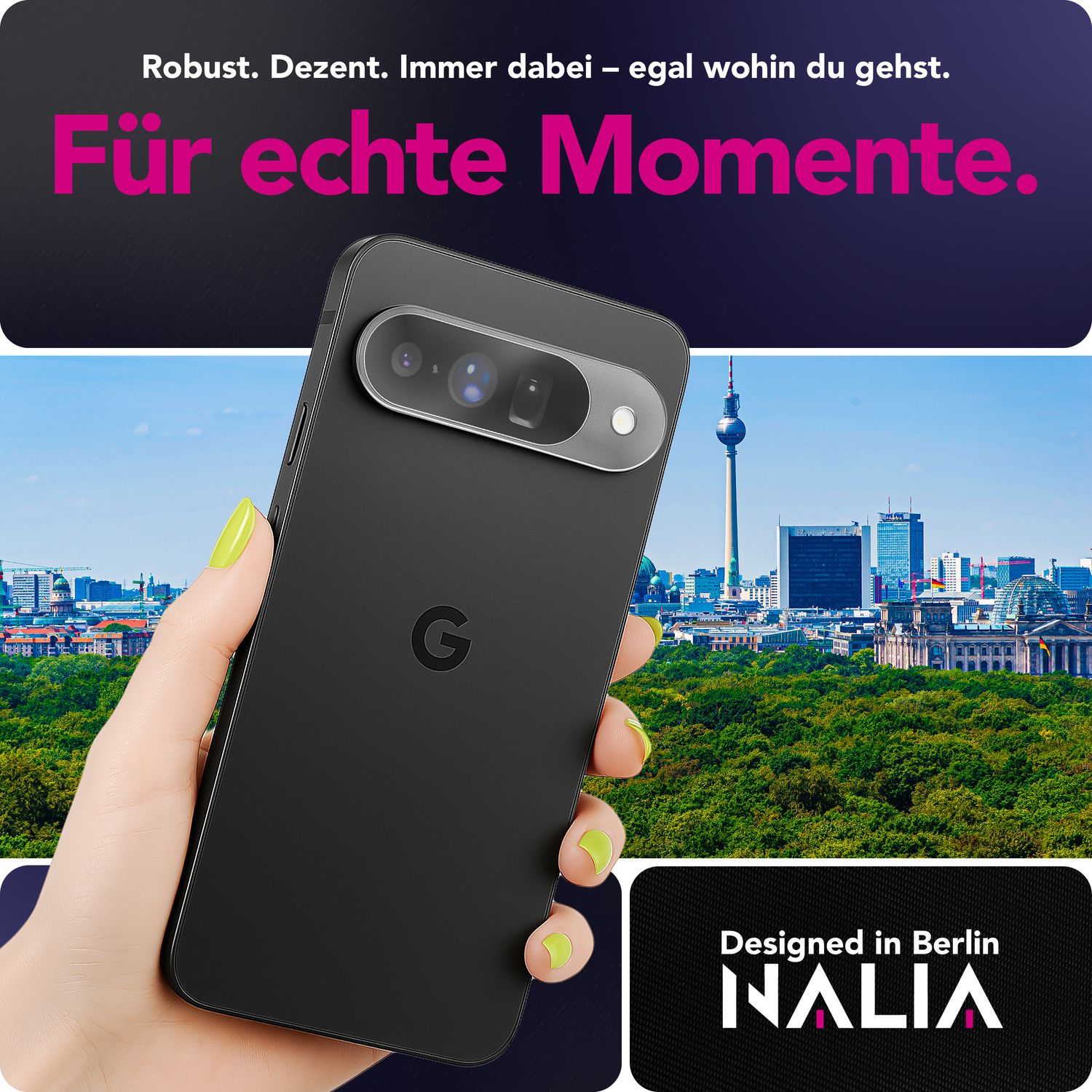 Un téléphone noir est tenu, montrant un paysage urbain avec la tour de télévision de Berlin. Le téléphone a le logo Google. Le texte inclut 'Designed in Berlin'.