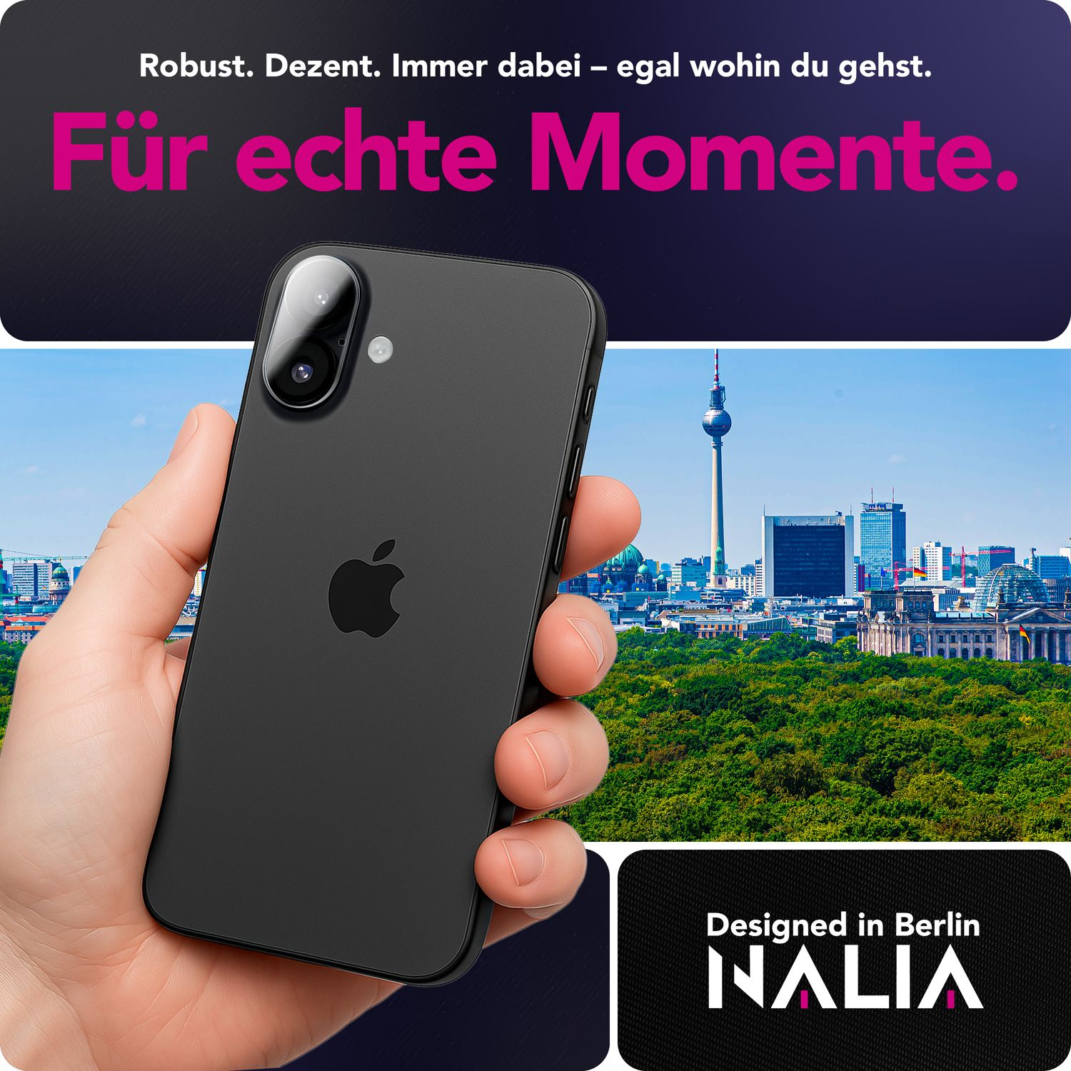 Main tenant smartphone noir avec logo Apple, paysage urbain de Berlin, publicité pour NALIA, conçu à Berlin.